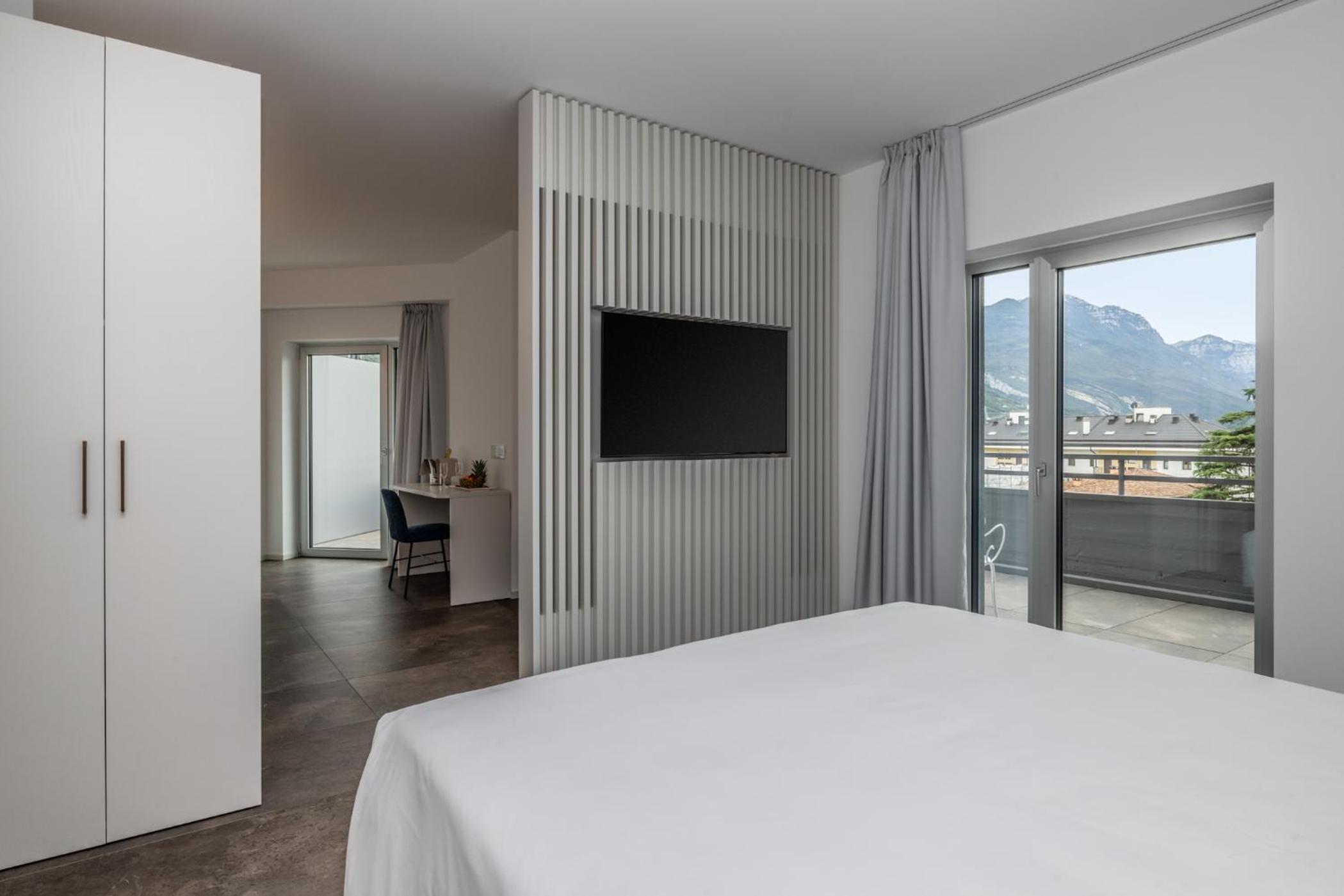 Suite with Pool View - Photo 6