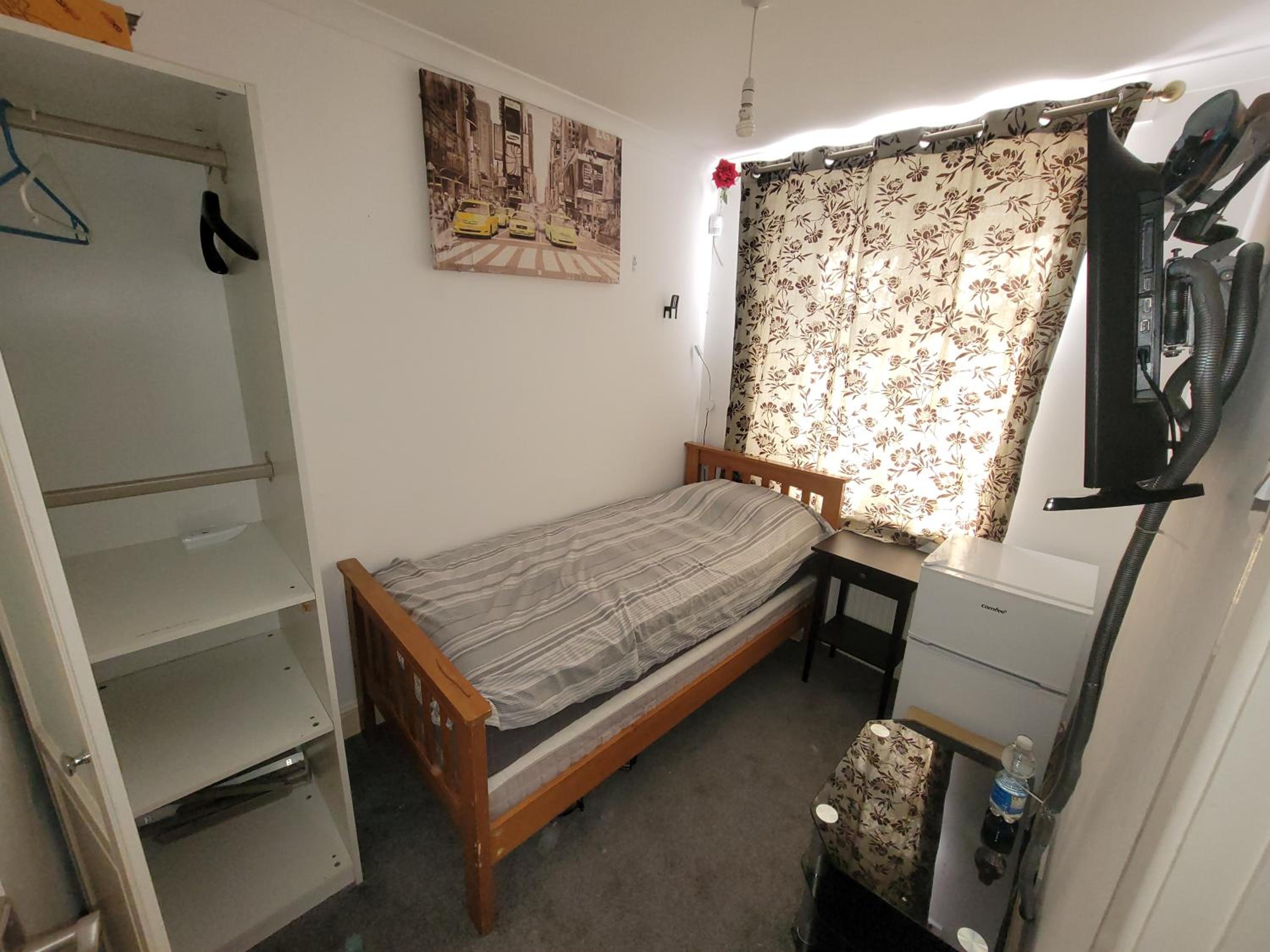 Single Room with Shared Shower and Toilet photo 1