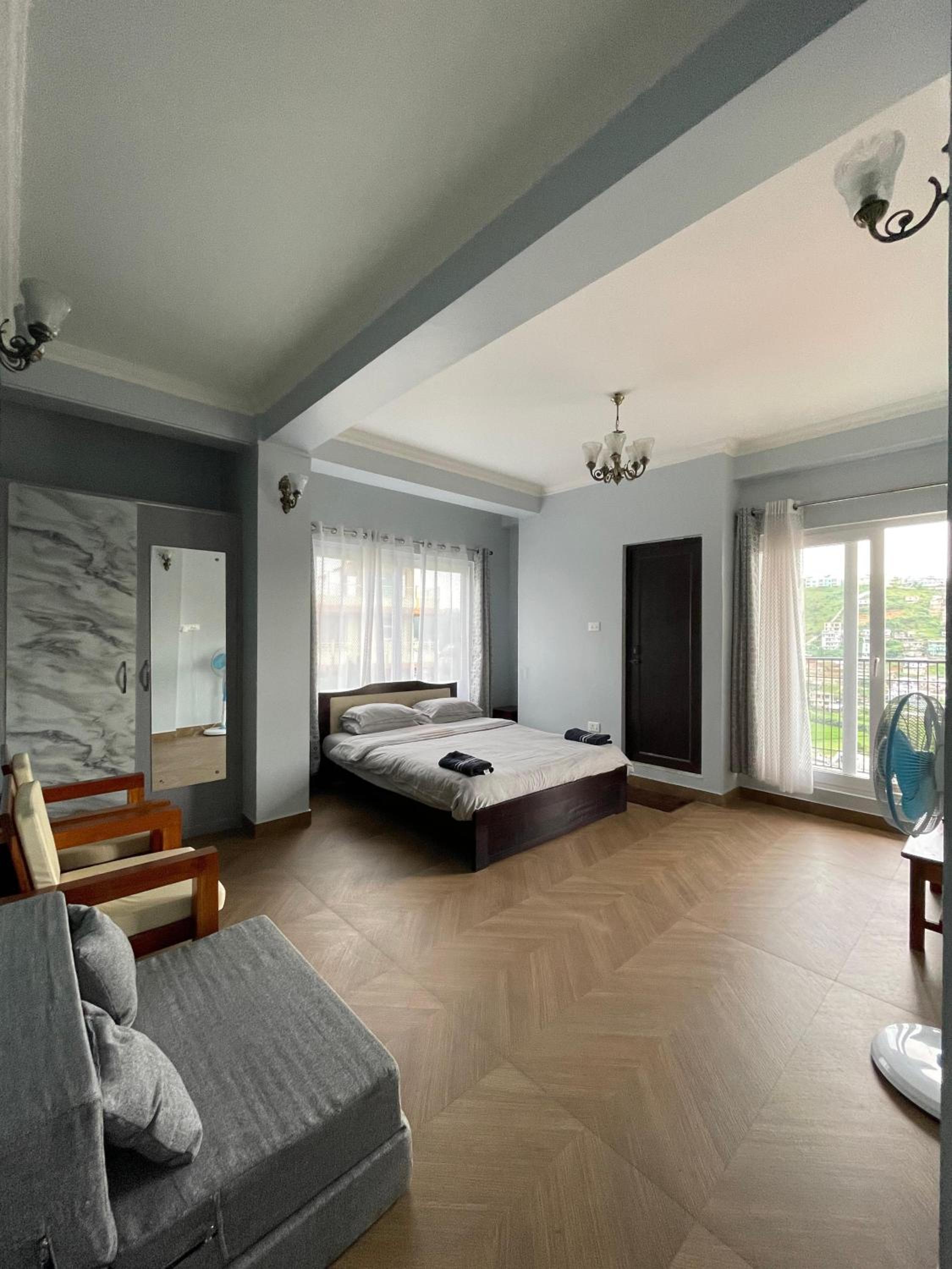Queen Room with Balcony - Photo 5
