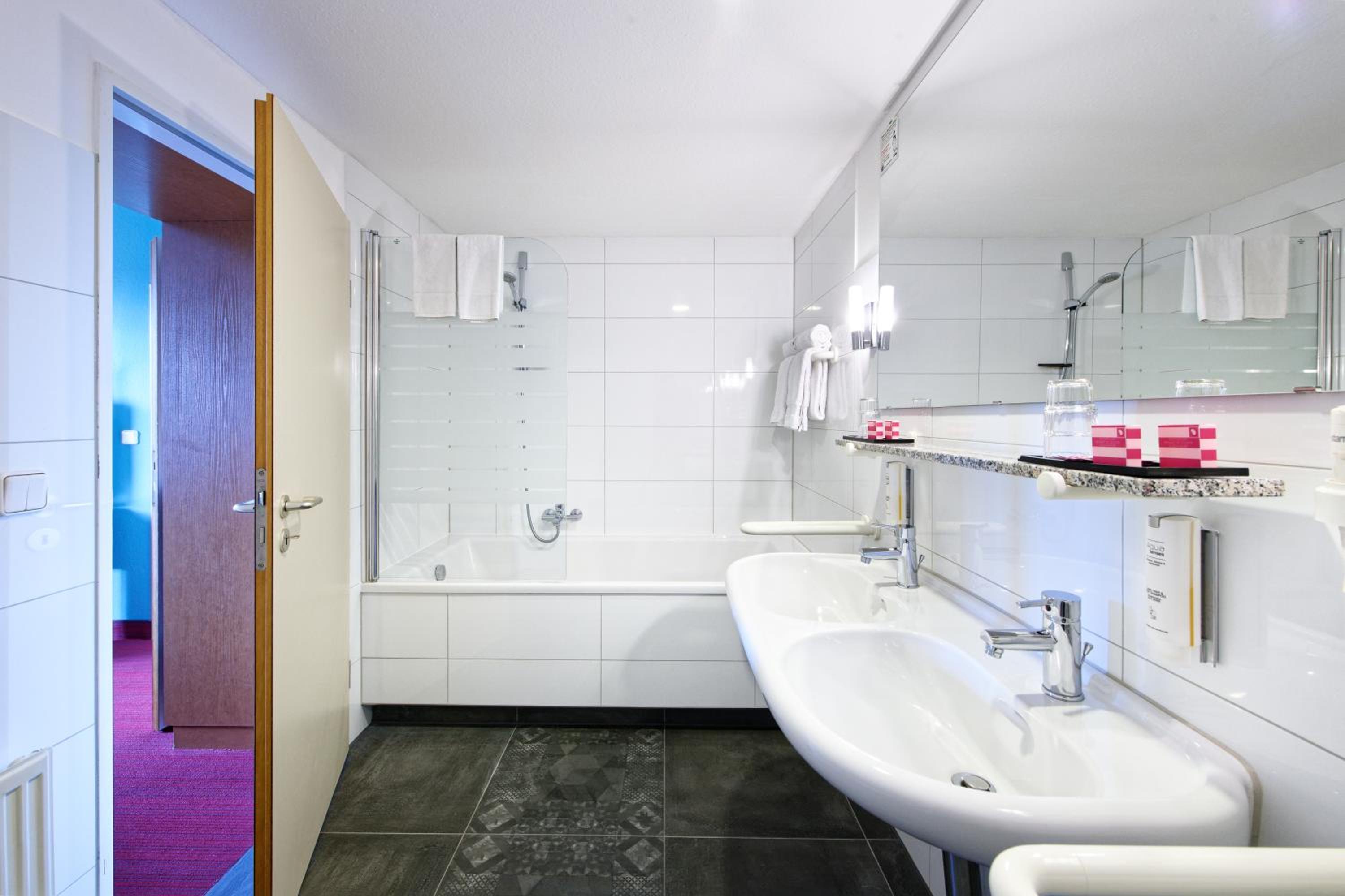 Suite - Photo 3