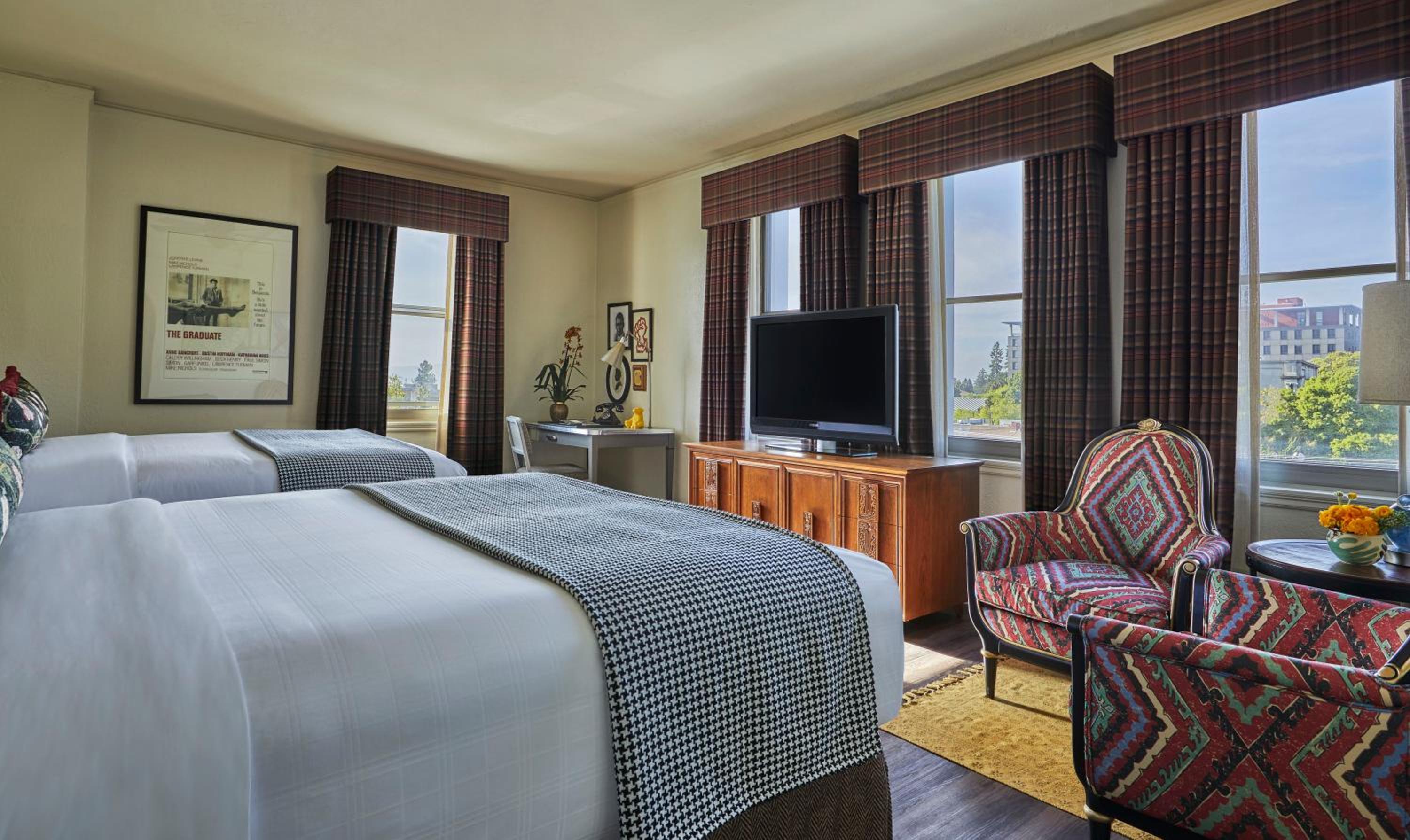 Graduate Double Room with Two Double Beds and Tower View - Photo 5