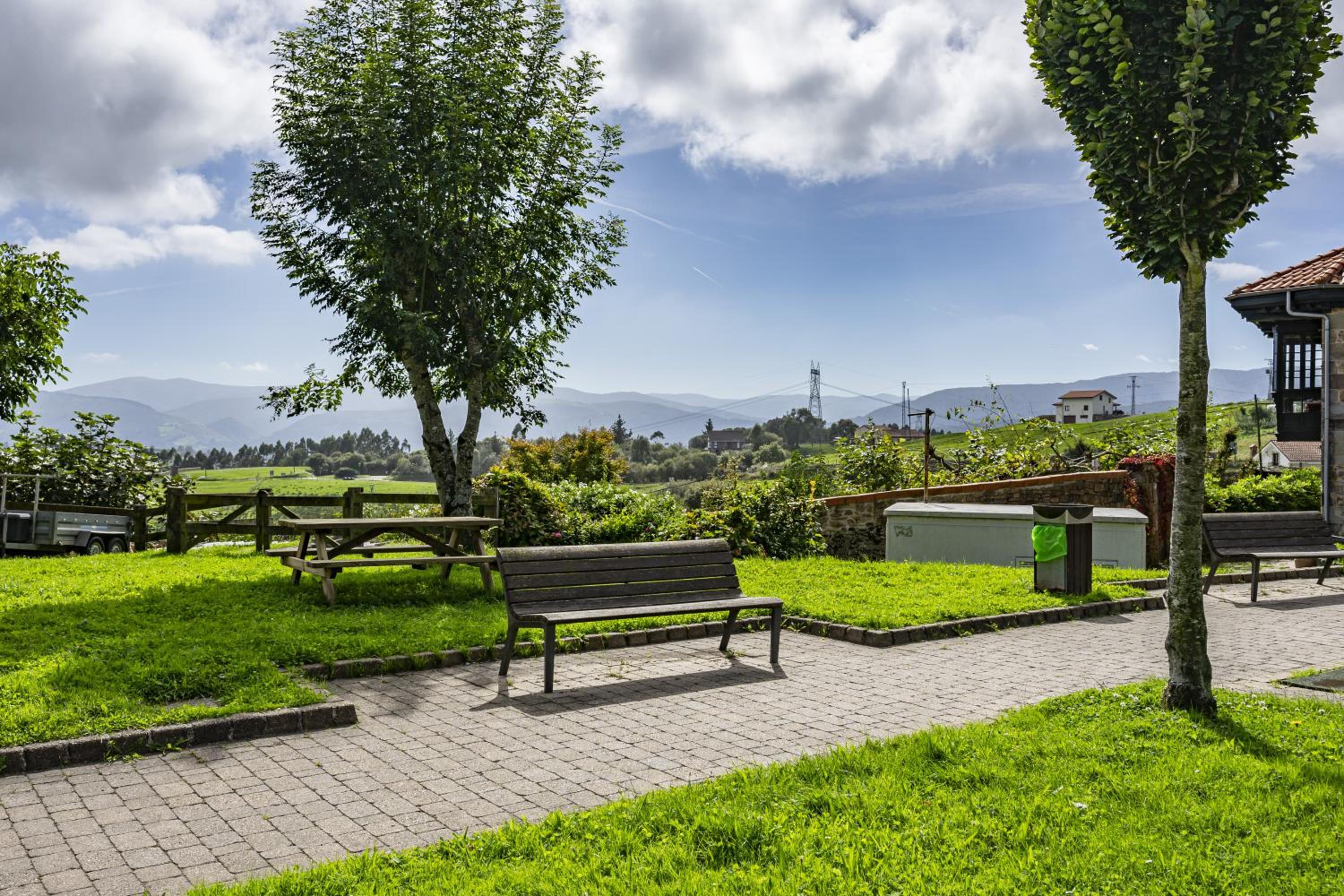 Three-Bedroom Apartment with Mountain View photo 2