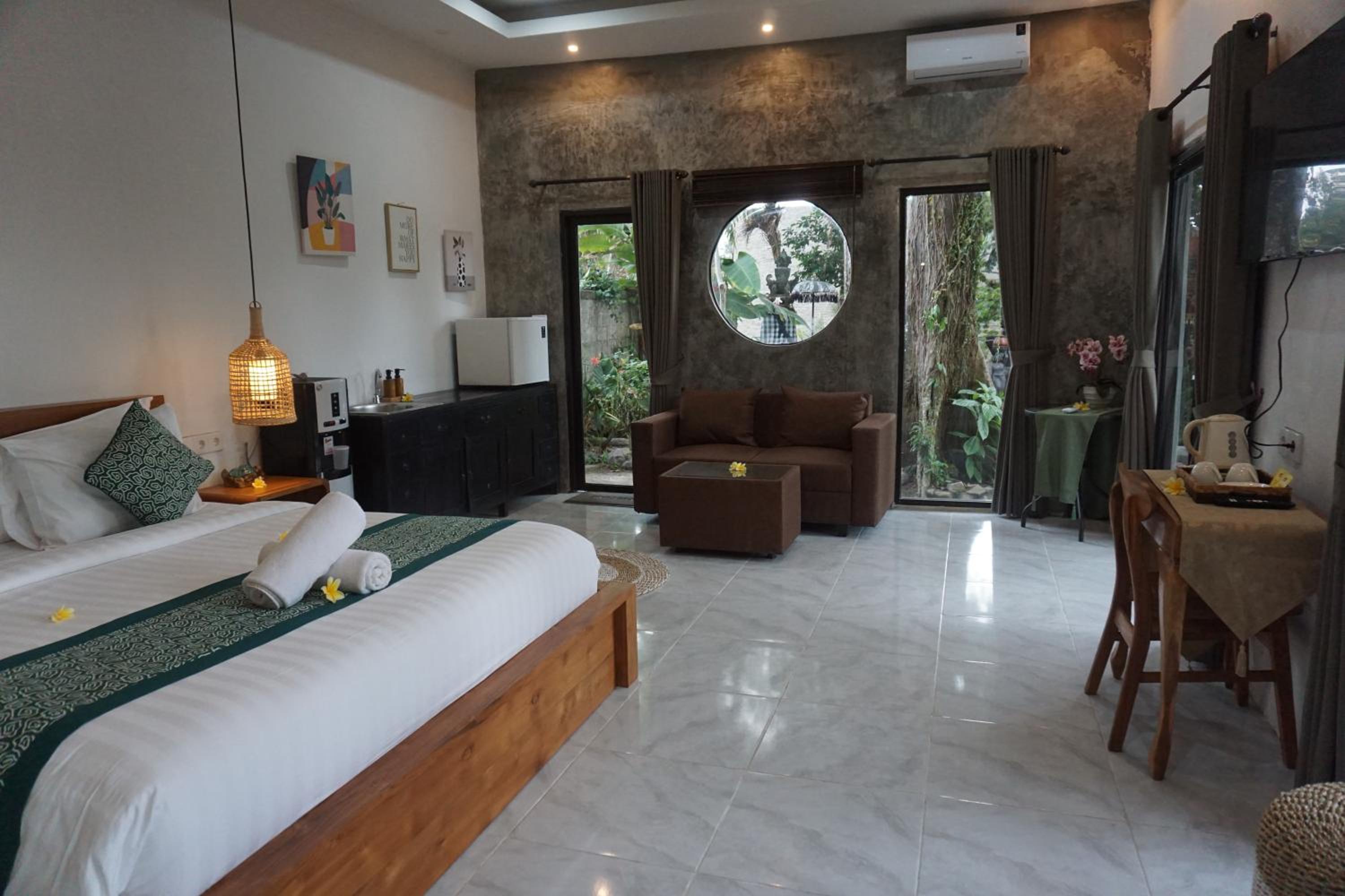 Suite with Pool View - Photo 1