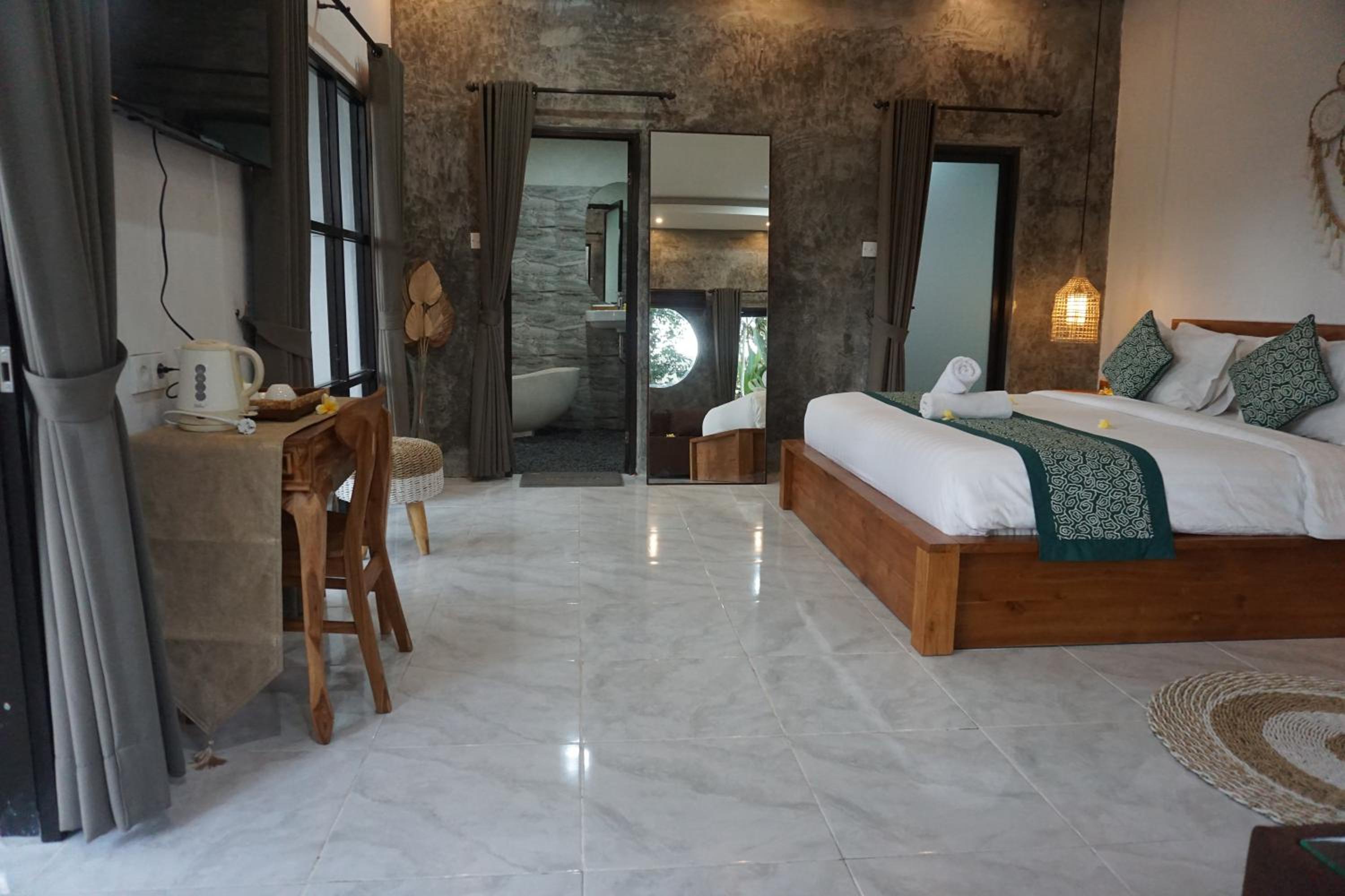 Suite with Pool View - Photo 11