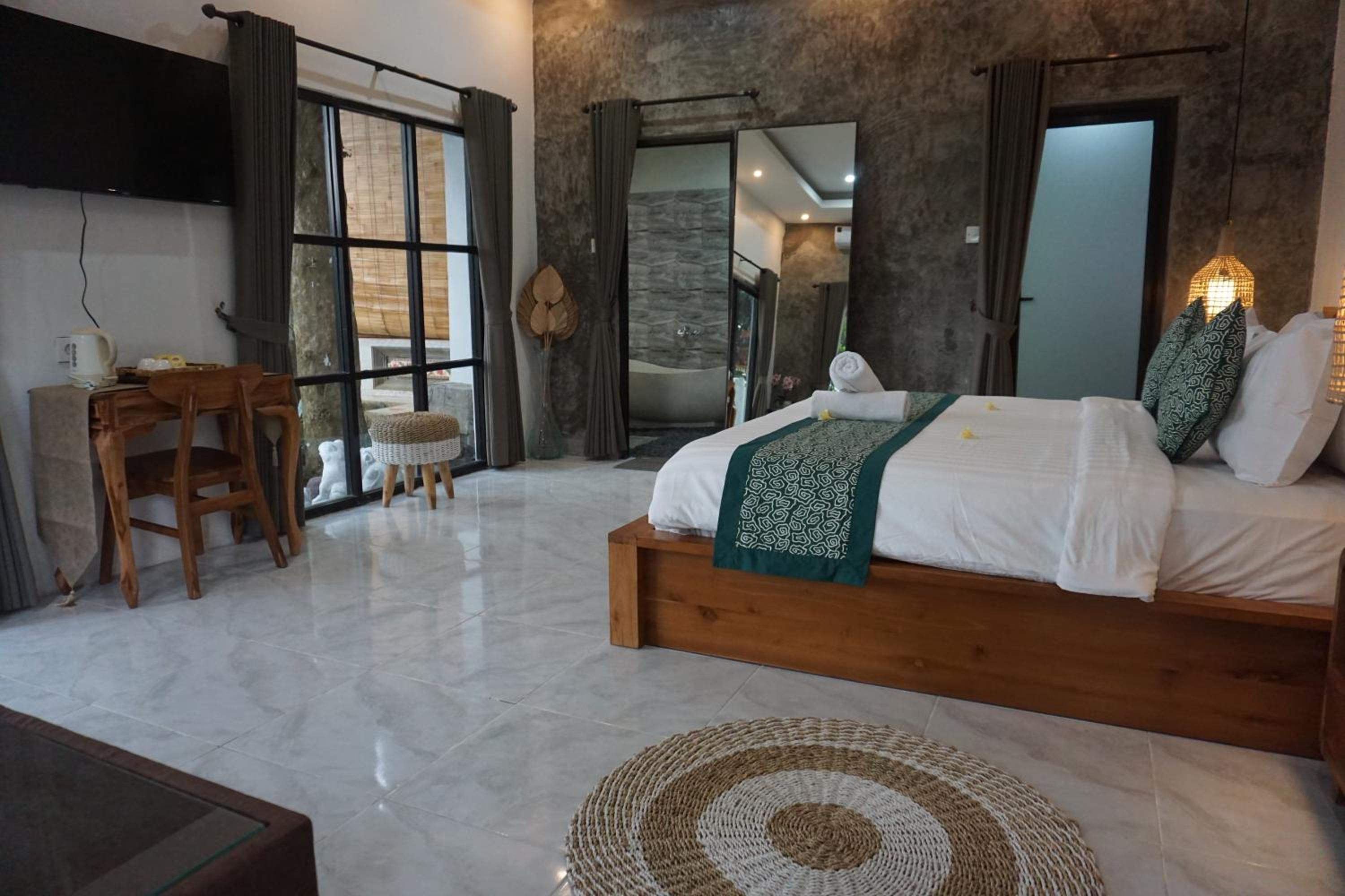Suite with Pool View - Photo 12