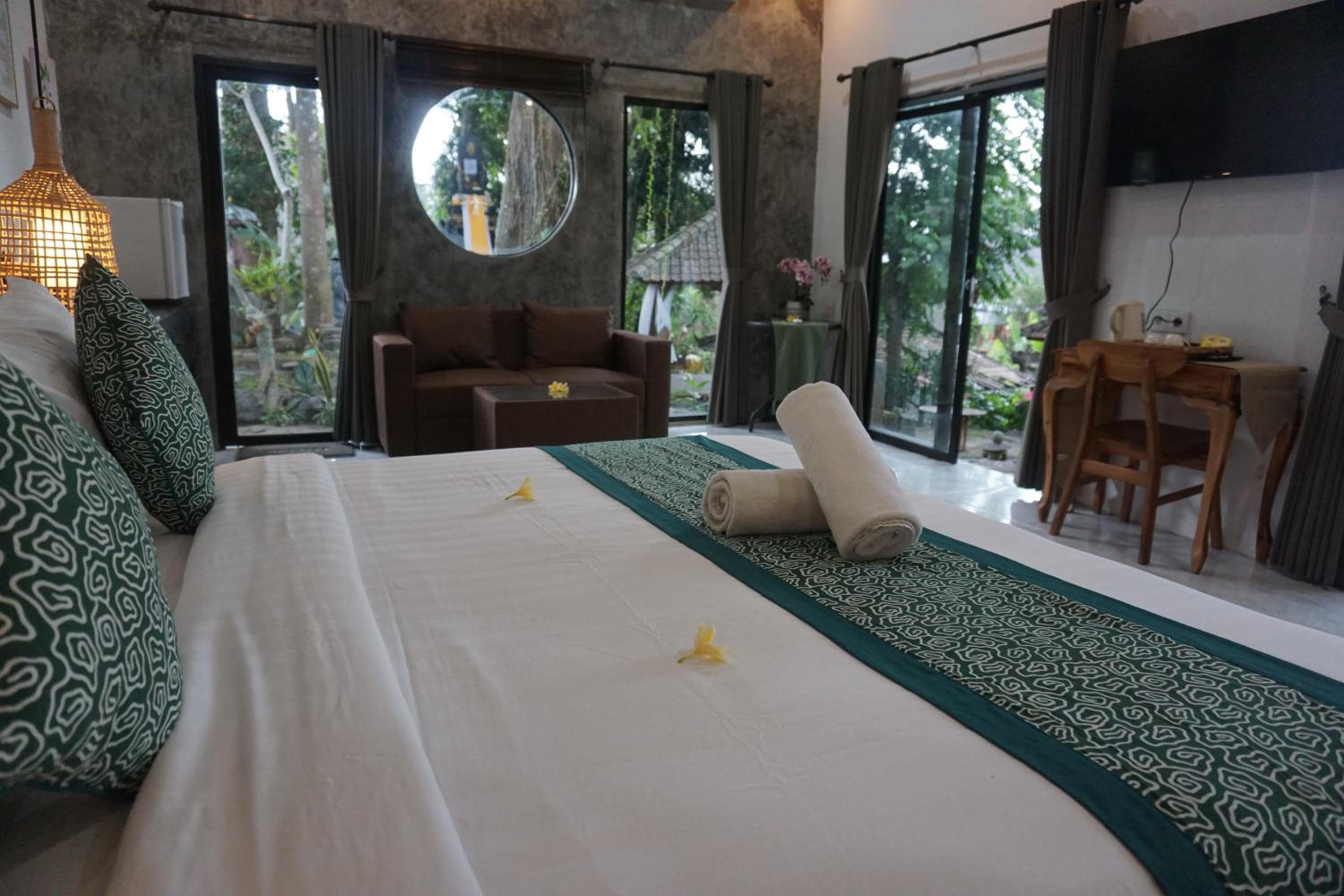 Suite with Pool View - Photo 14