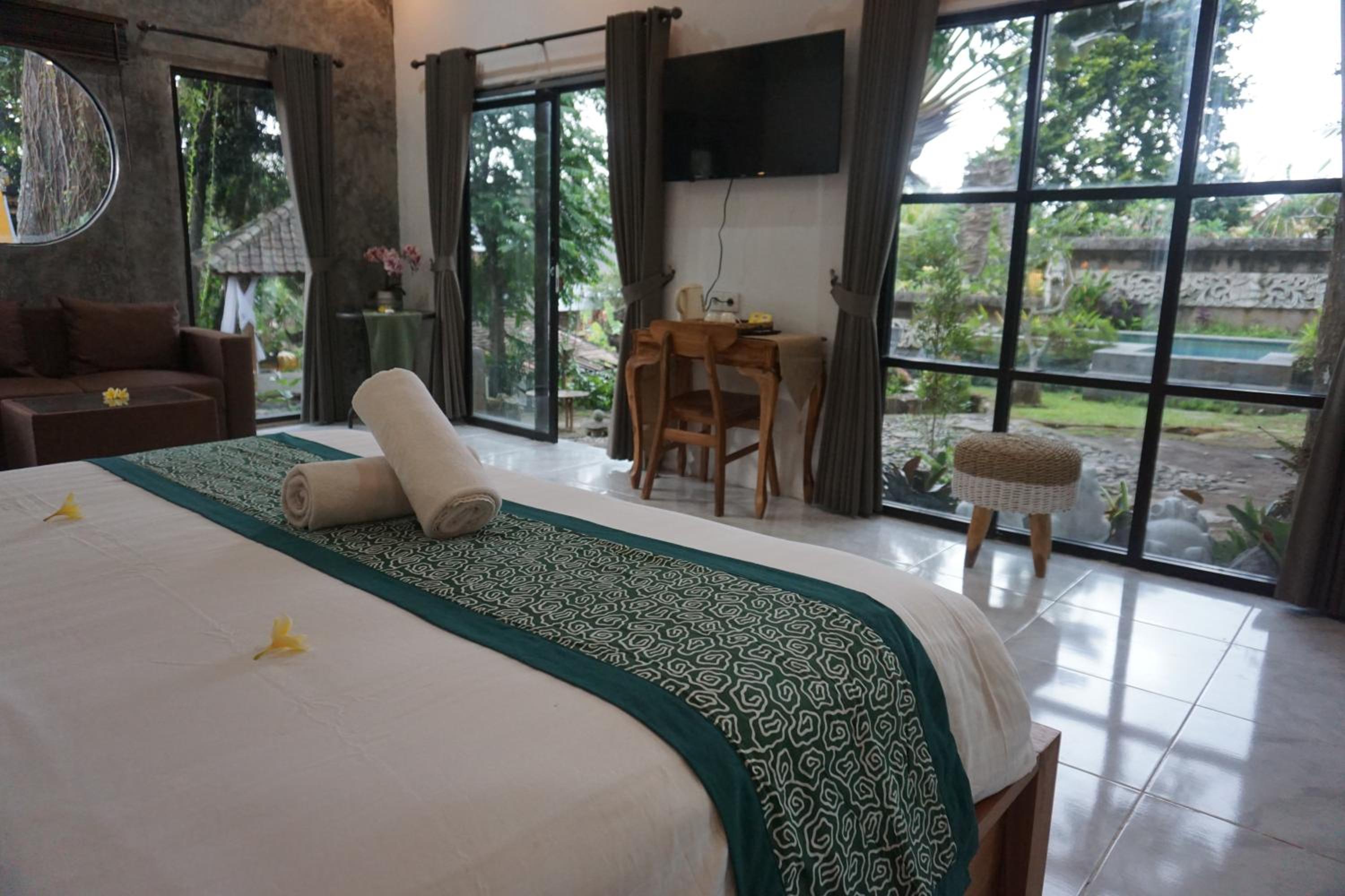 Suite with Pool View - Photo 15