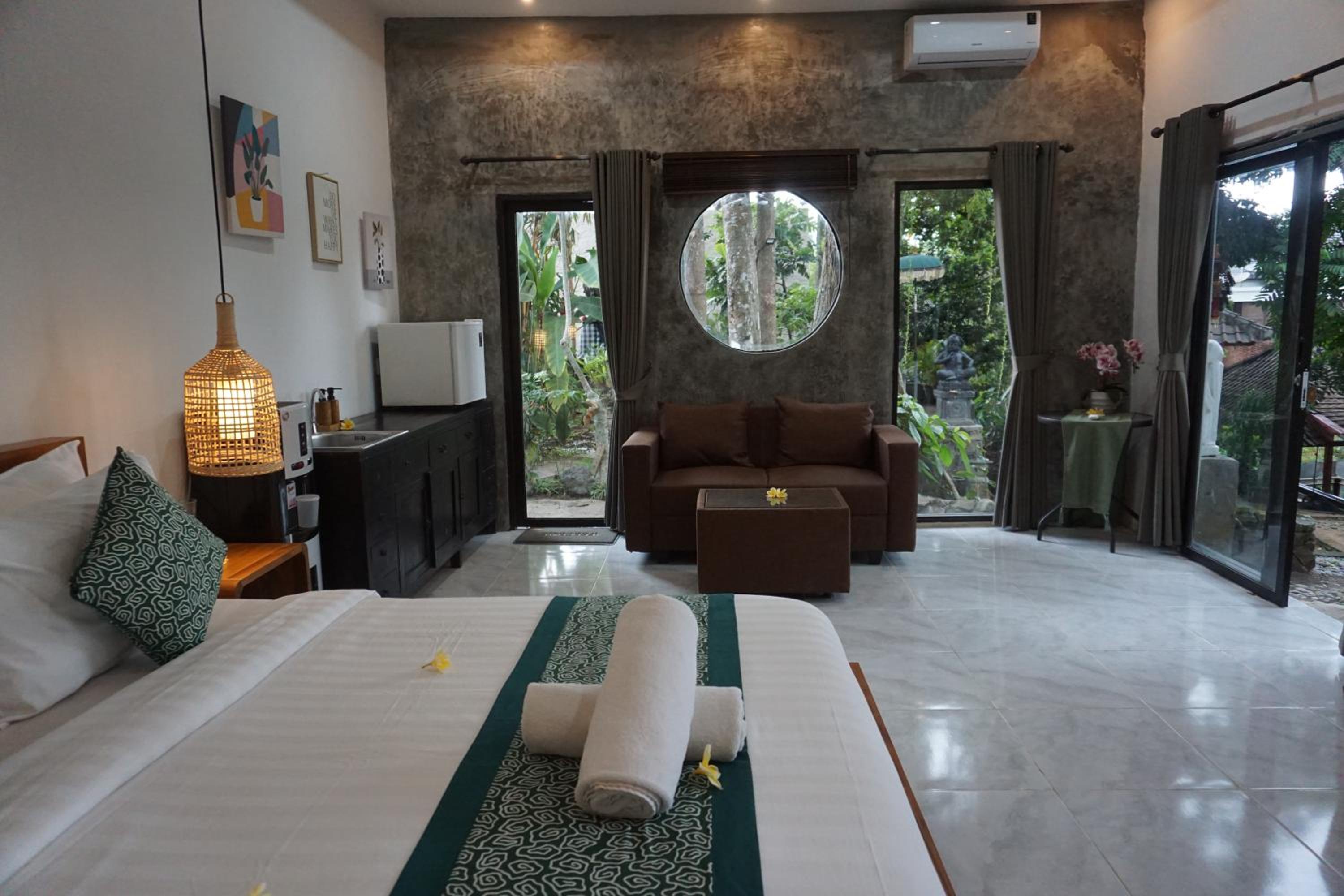 Suite with Pool View - Photo 16