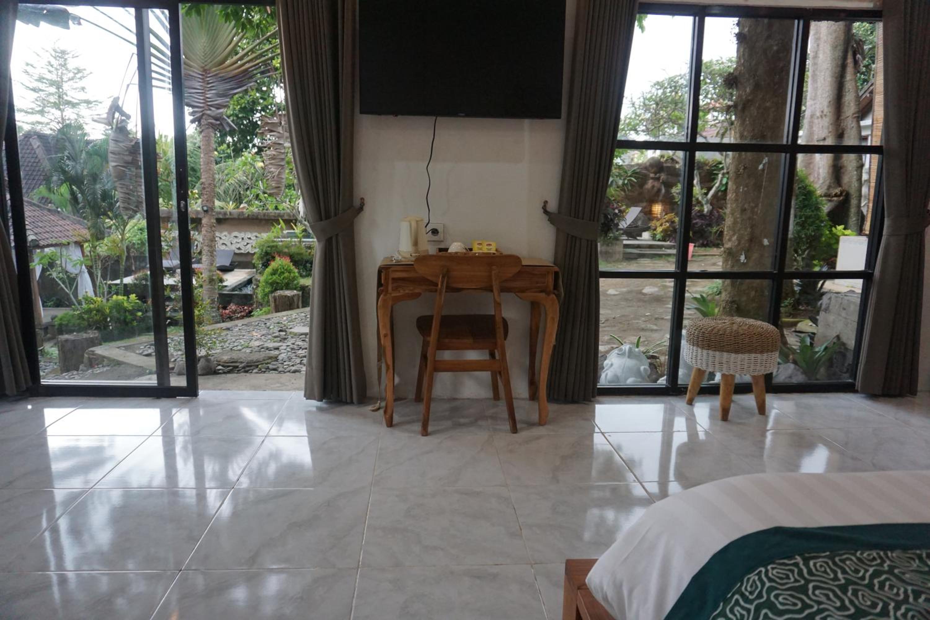 Suite with Pool View - Photo 17