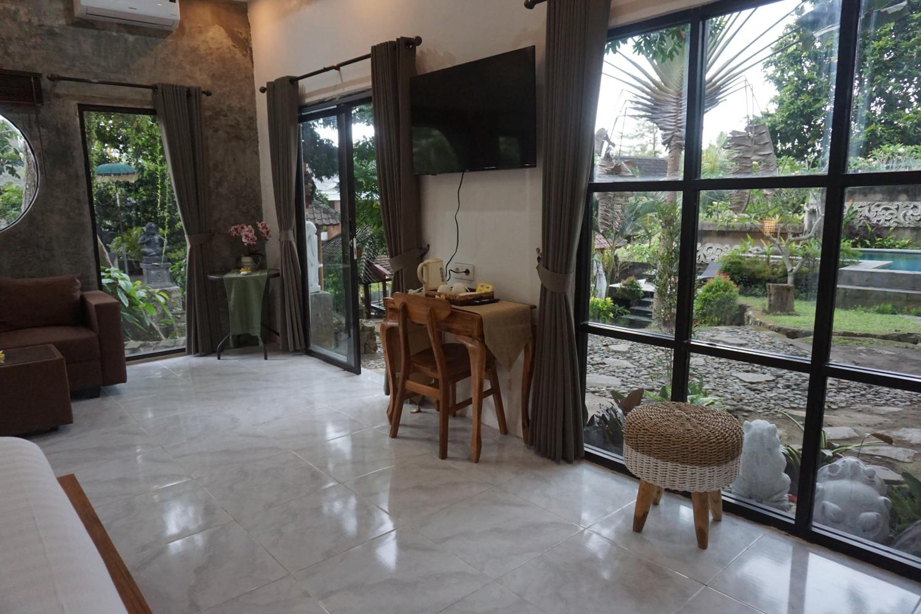 Suite with Pool View - Photo 18