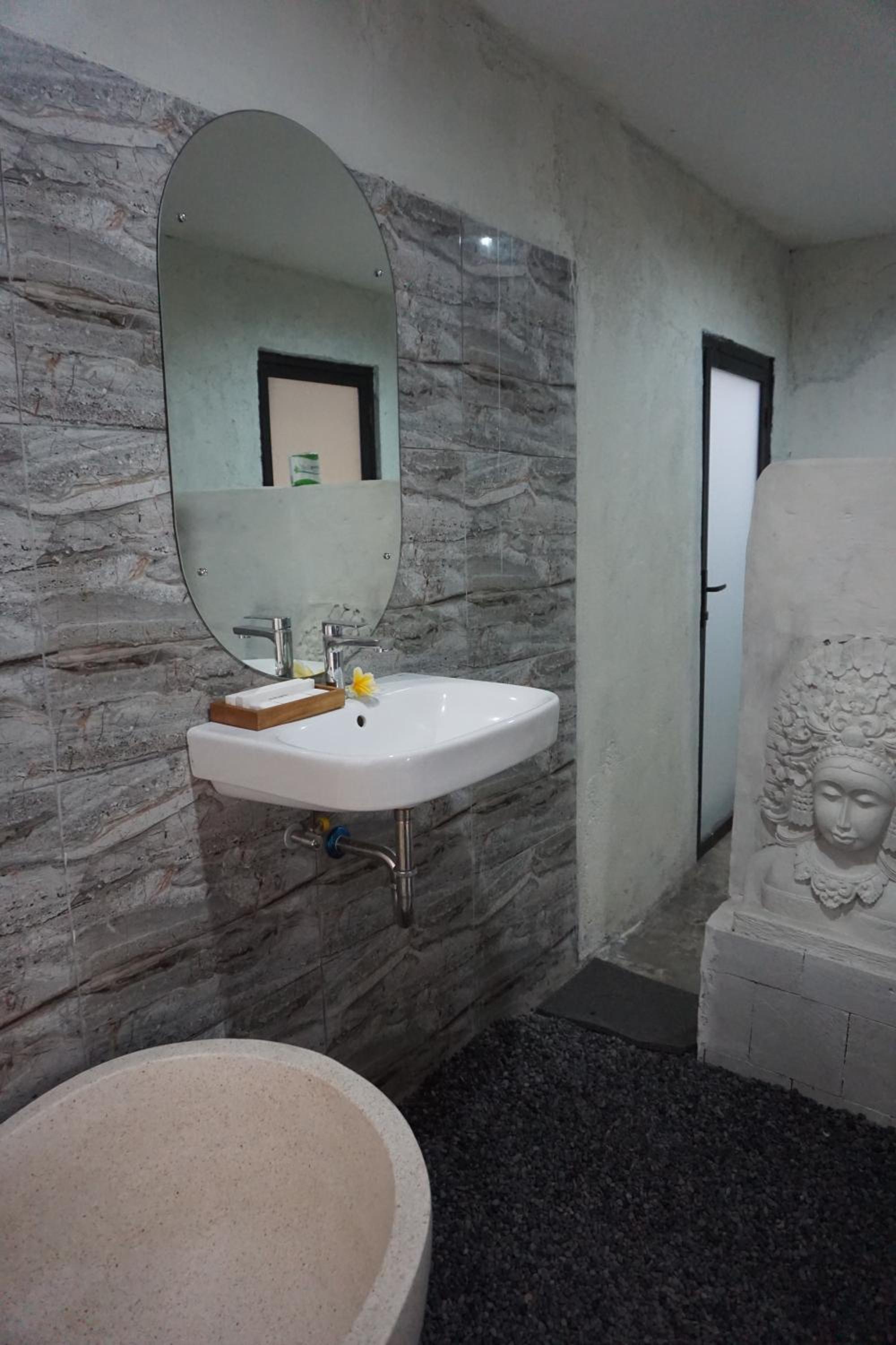 Suite with Pool View - Photo 3
