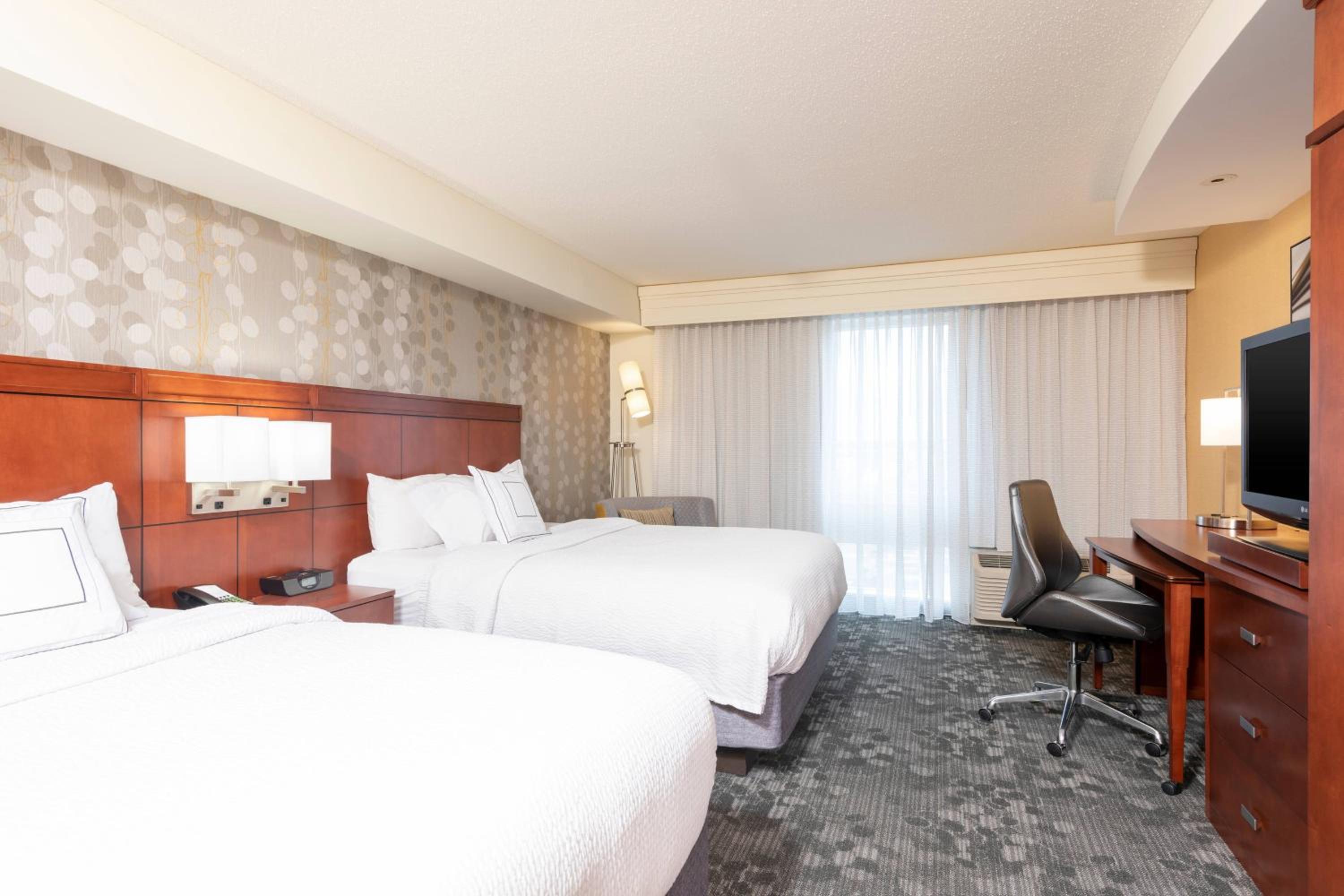 Queen Room with Two Queen Beds - Photo 3