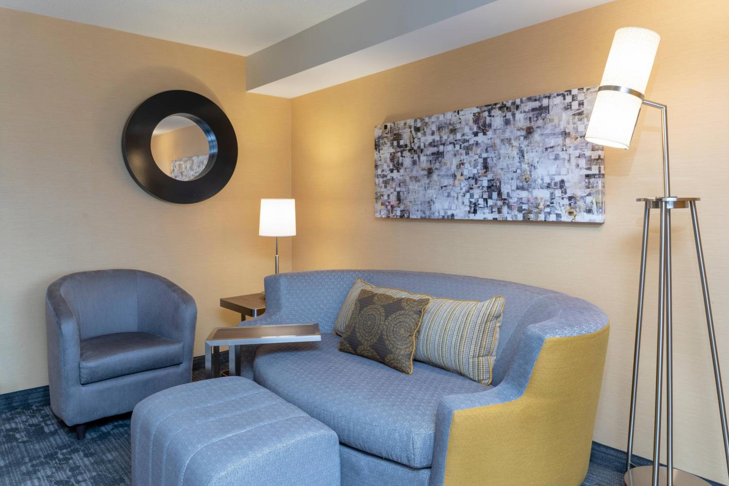 1 Bedroom Executive Suite, 1 King, Sofa bed - Photo 5