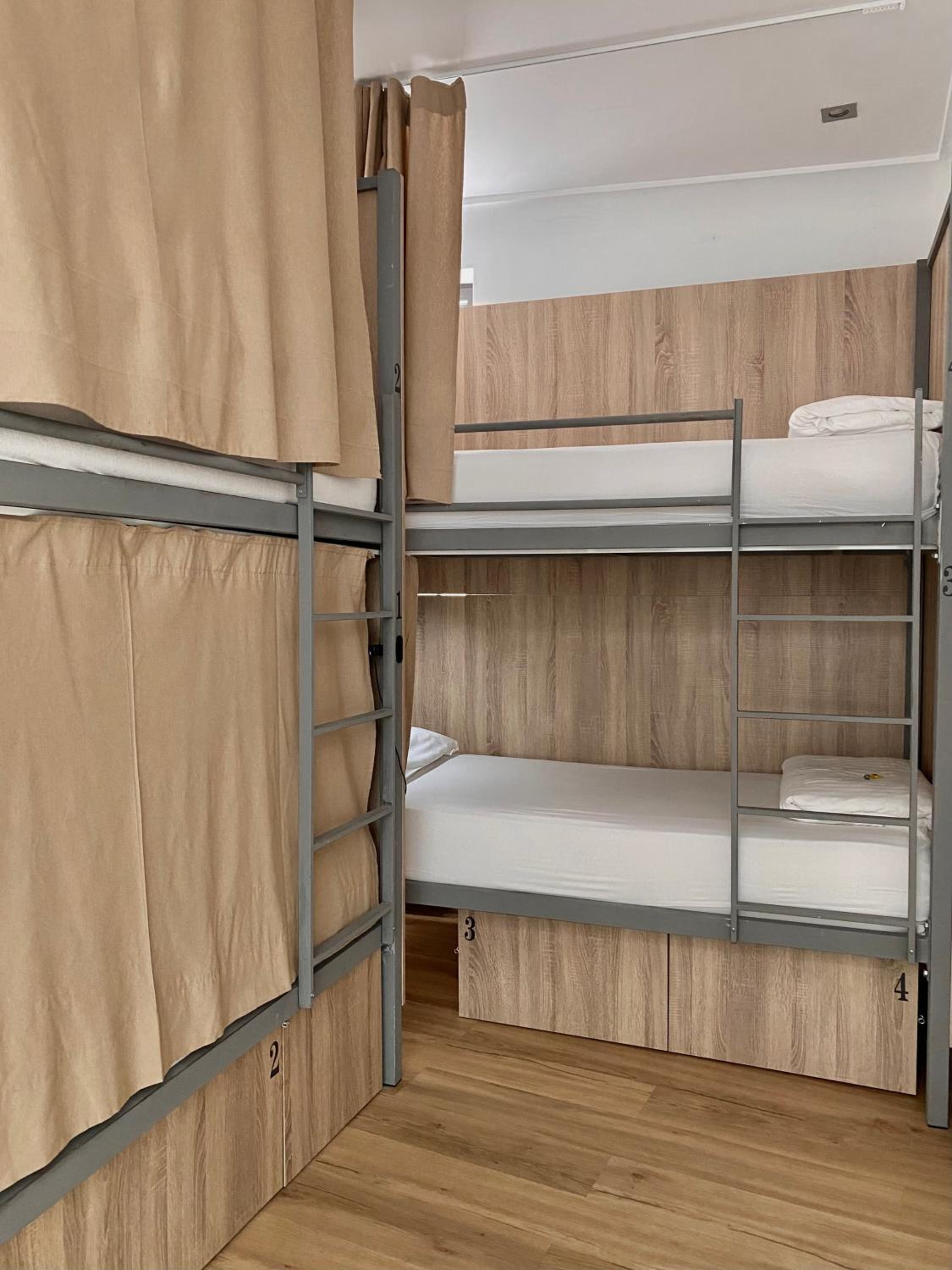 Cama en Habitación Estándar Compartida de 4 Camas con Baño