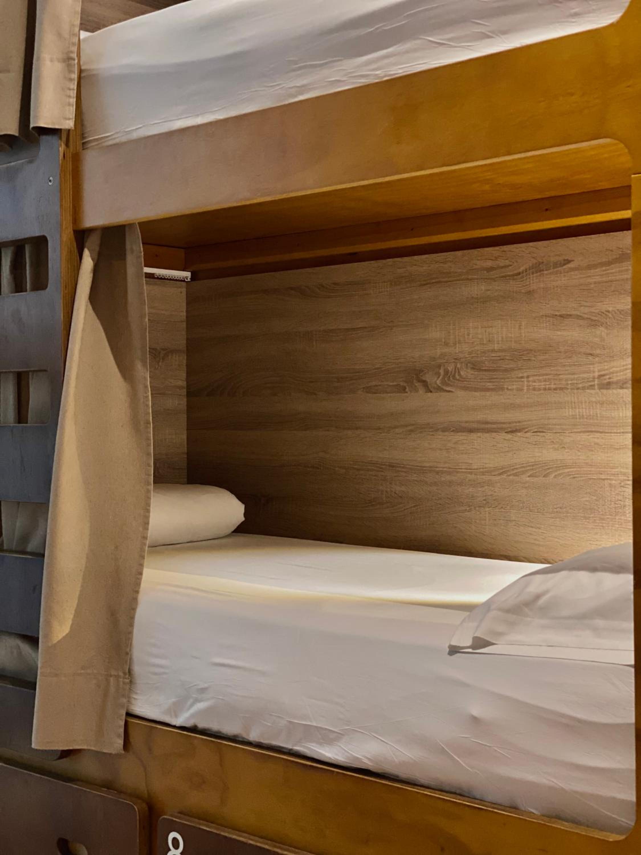 Litera en Dormitorio Compartido de 8 Camas con Baño