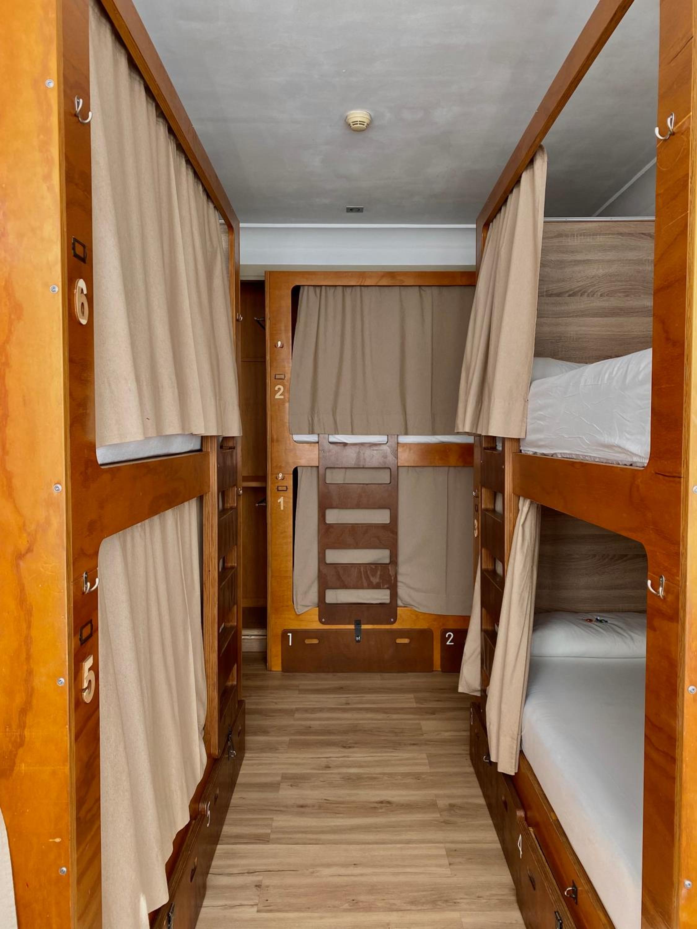 Cama en Dormitorio Compartido de 6 Camas con Baño Compartido