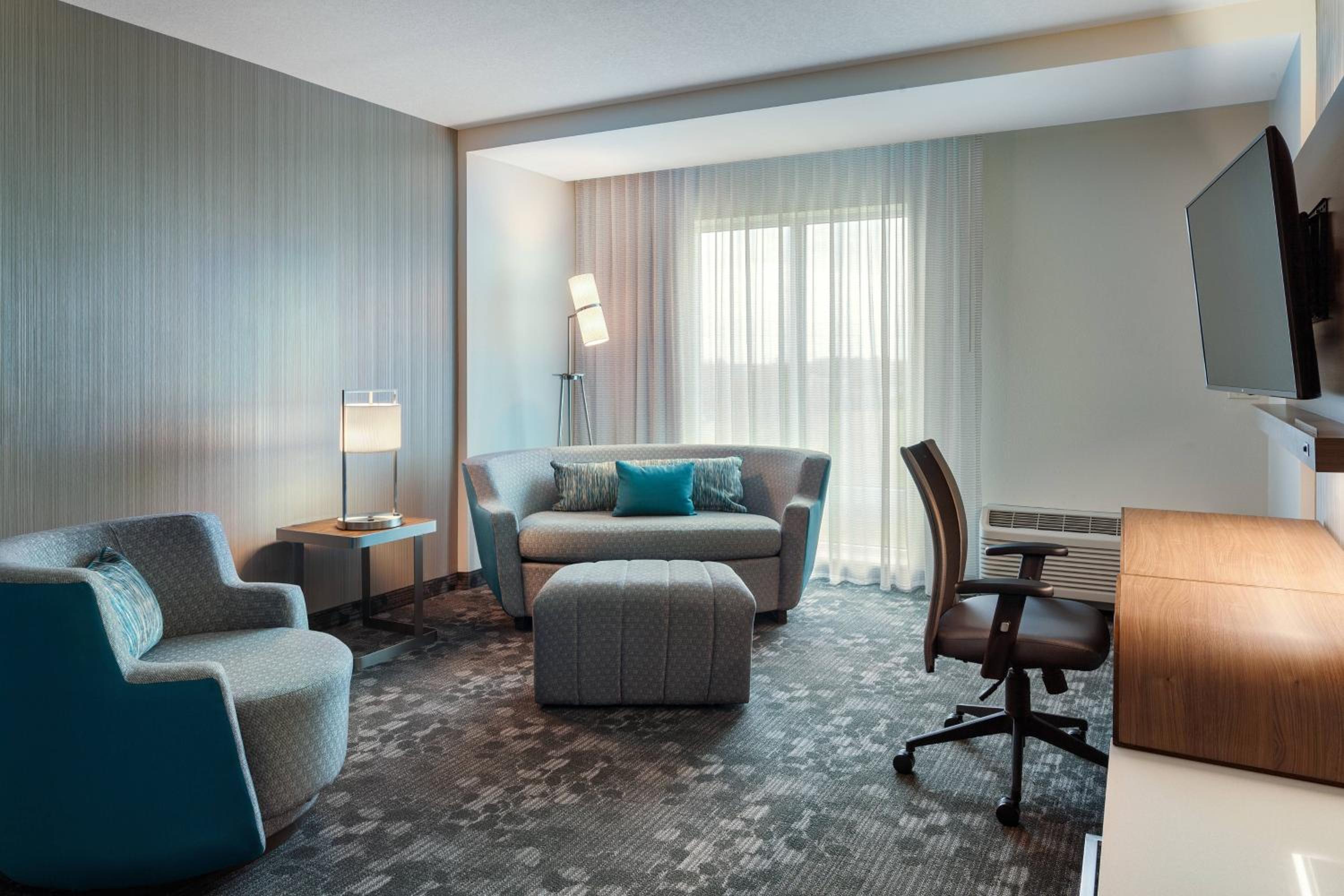 1 Bedroom Suite, 1 King, Sofa bed - Photo 1