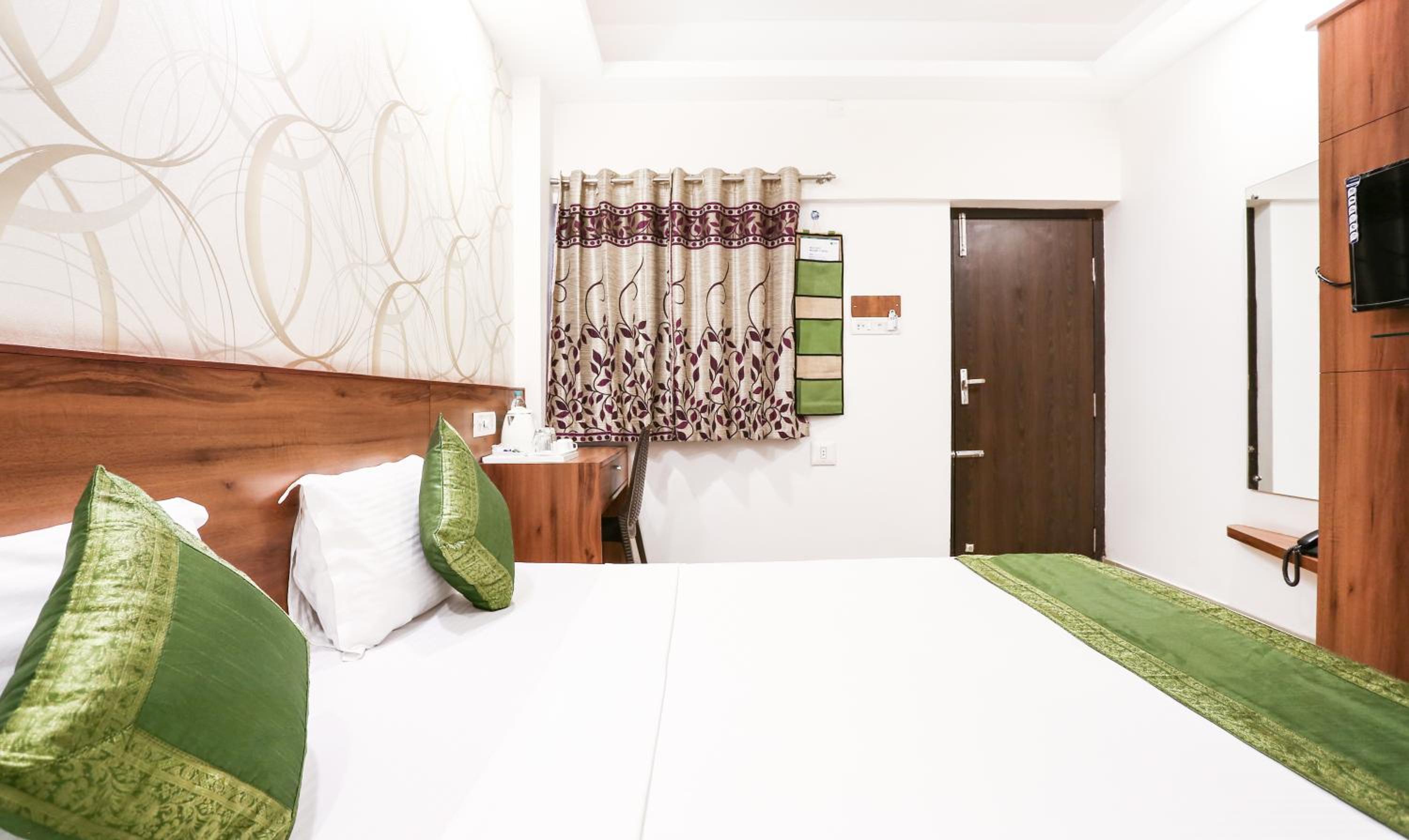 Standard Room With Queen Bed photo 3