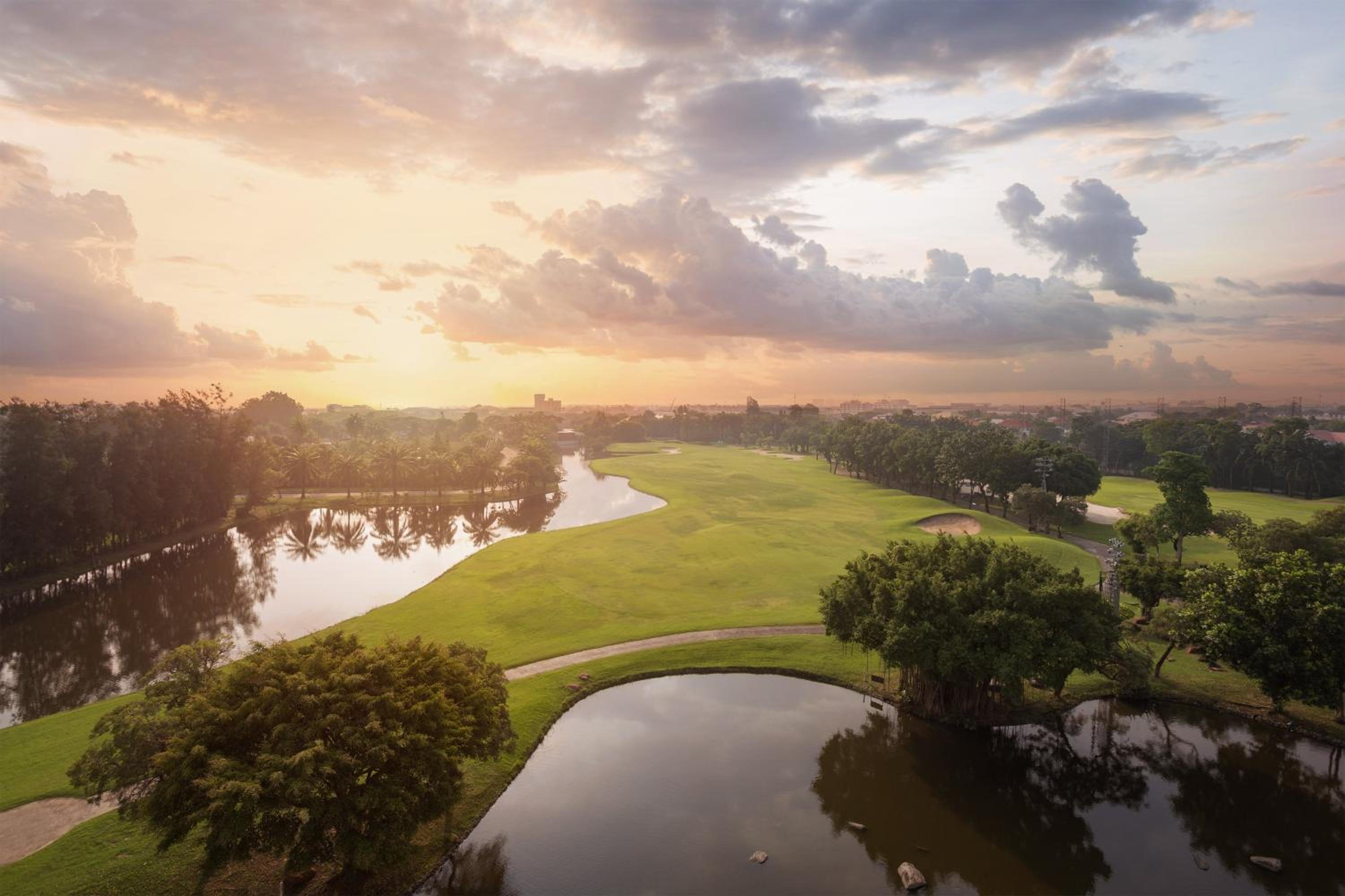 Grand Deluxe King Room with Golf View and Benefits thumbnail 5
