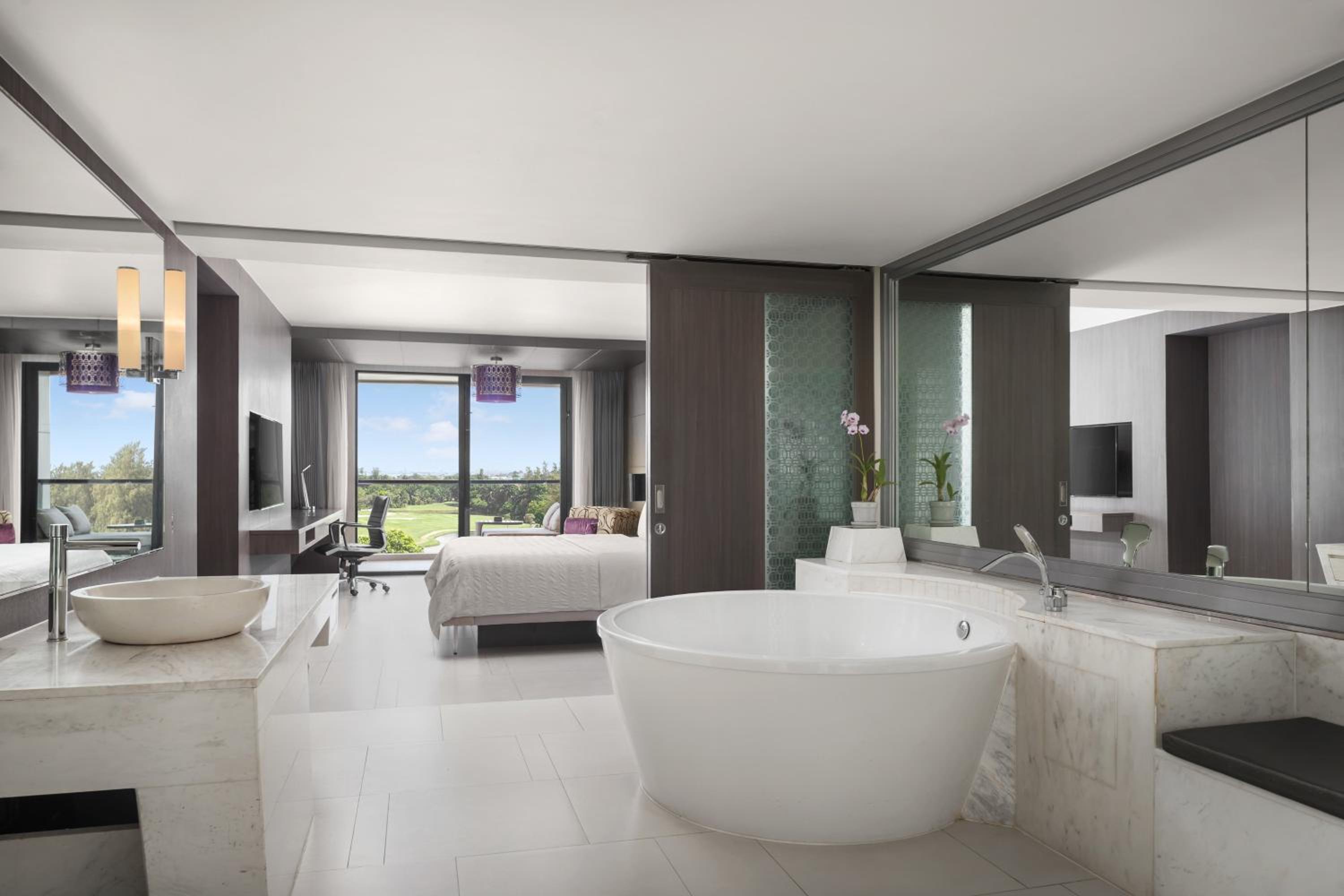 King Deluxe Suite with Golf View
