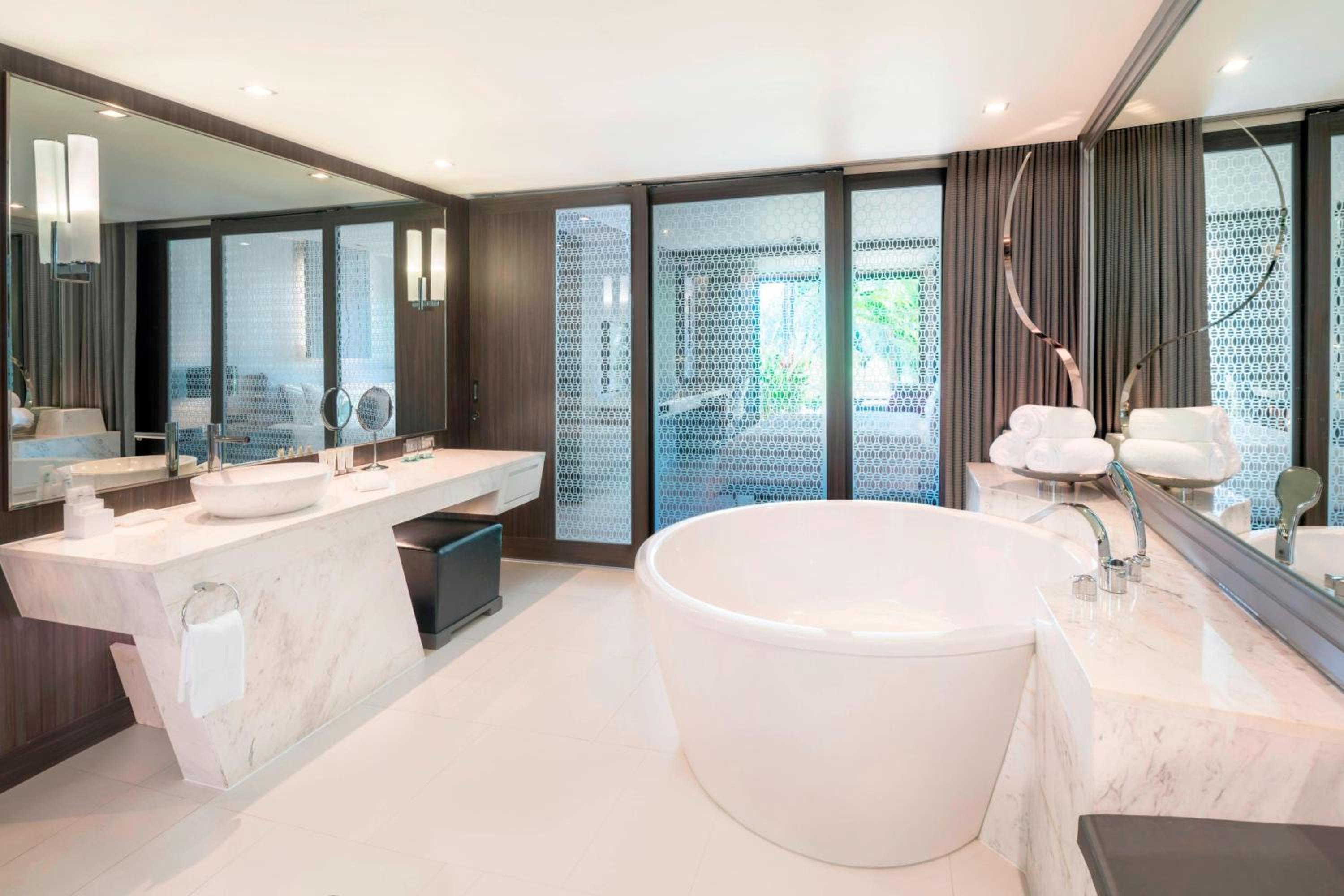 One-Bedroom King Suite with Balcony and Golf View thumbnail 5