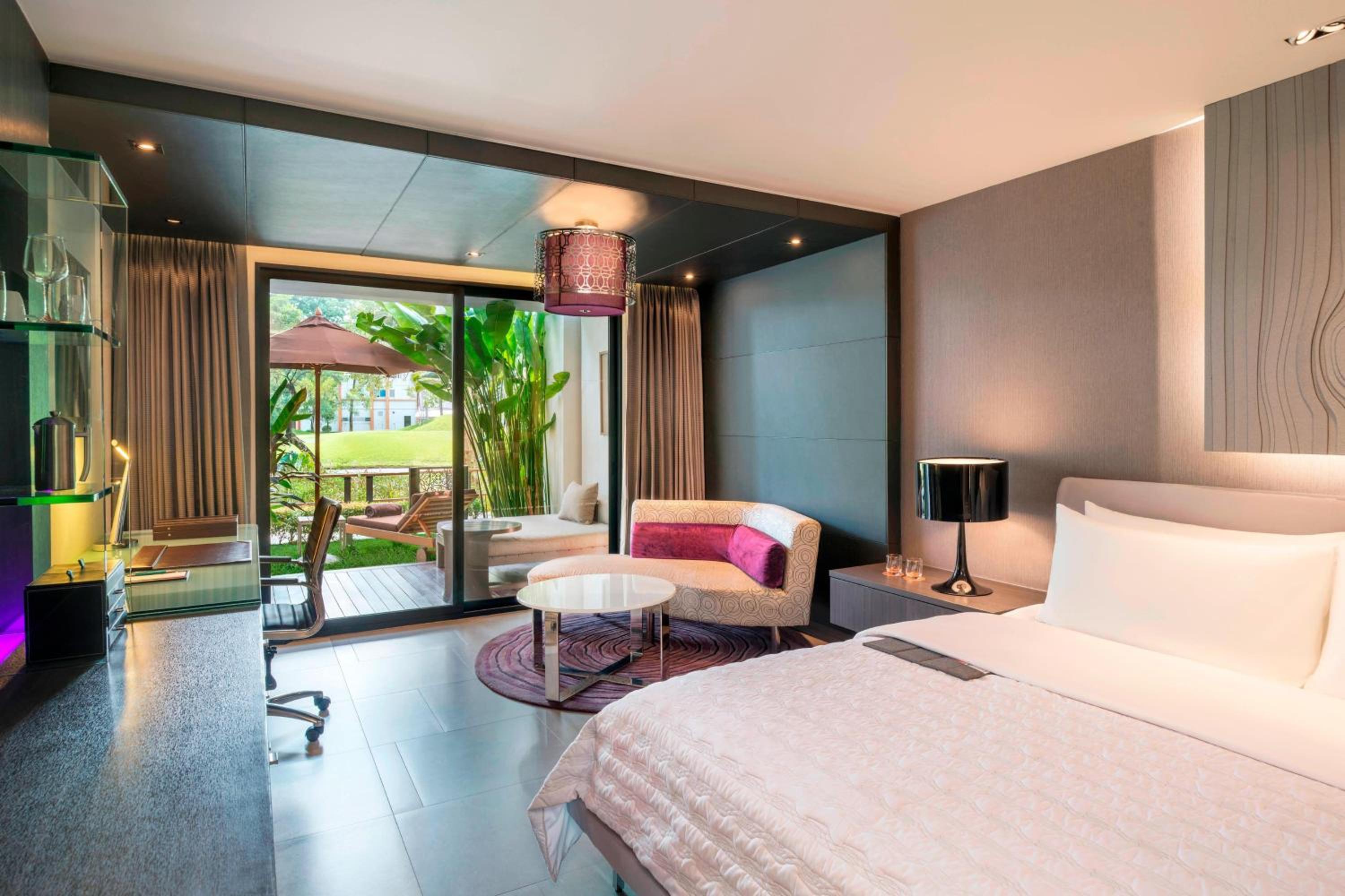 King Premium Room with Garden Terrace thumbnail 5