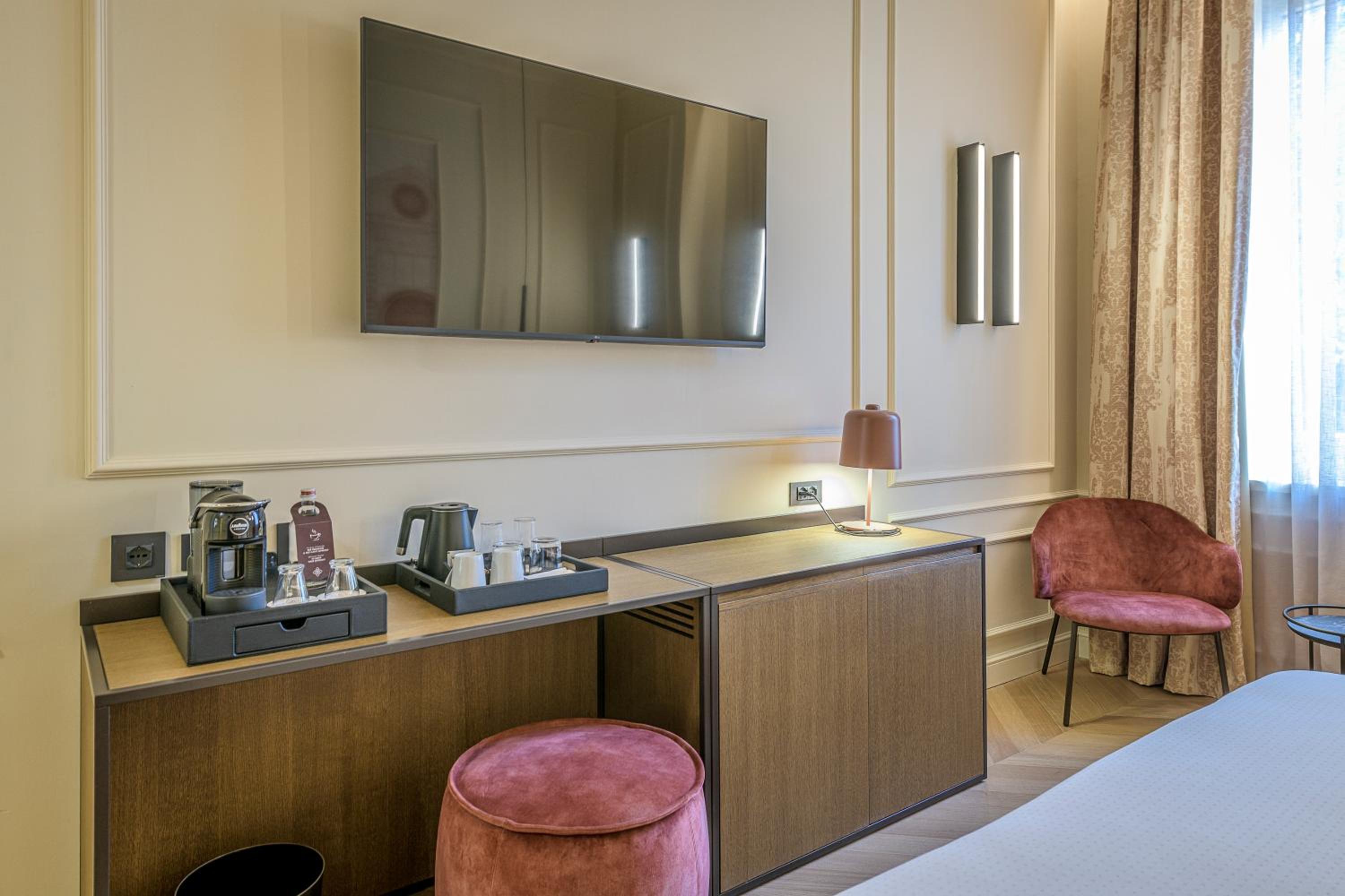 Double or Twin Room with View - Photo 2