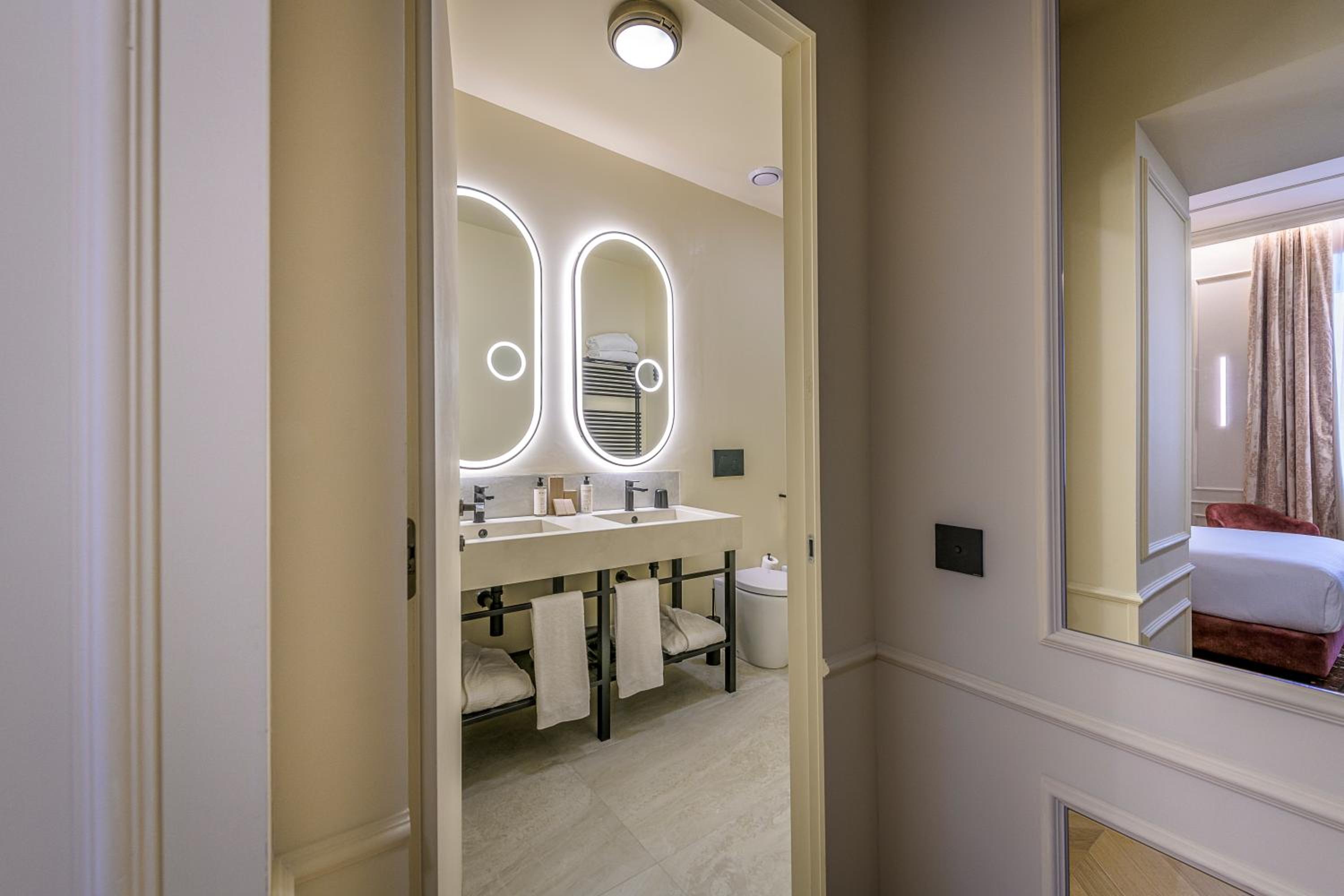 Double or Twin Room with View - Photo 4