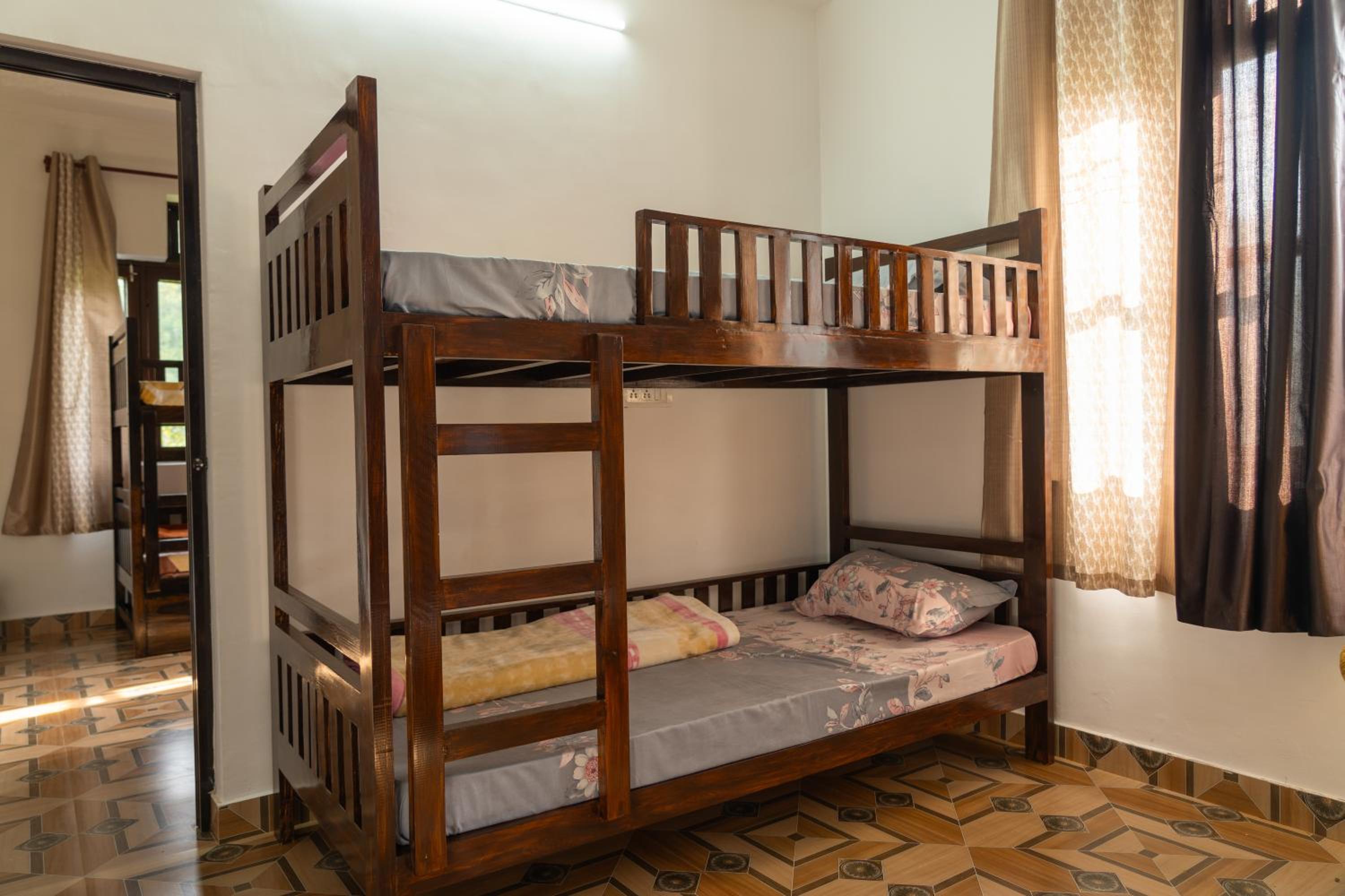 8-Bed Mixed Dormitory Room photo 3