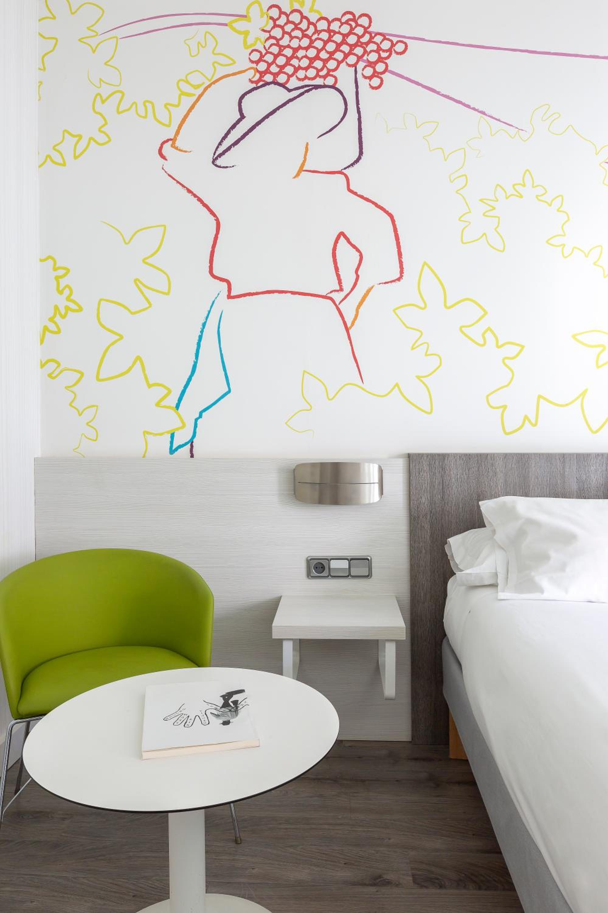 Standard Queen Room - Photo 7