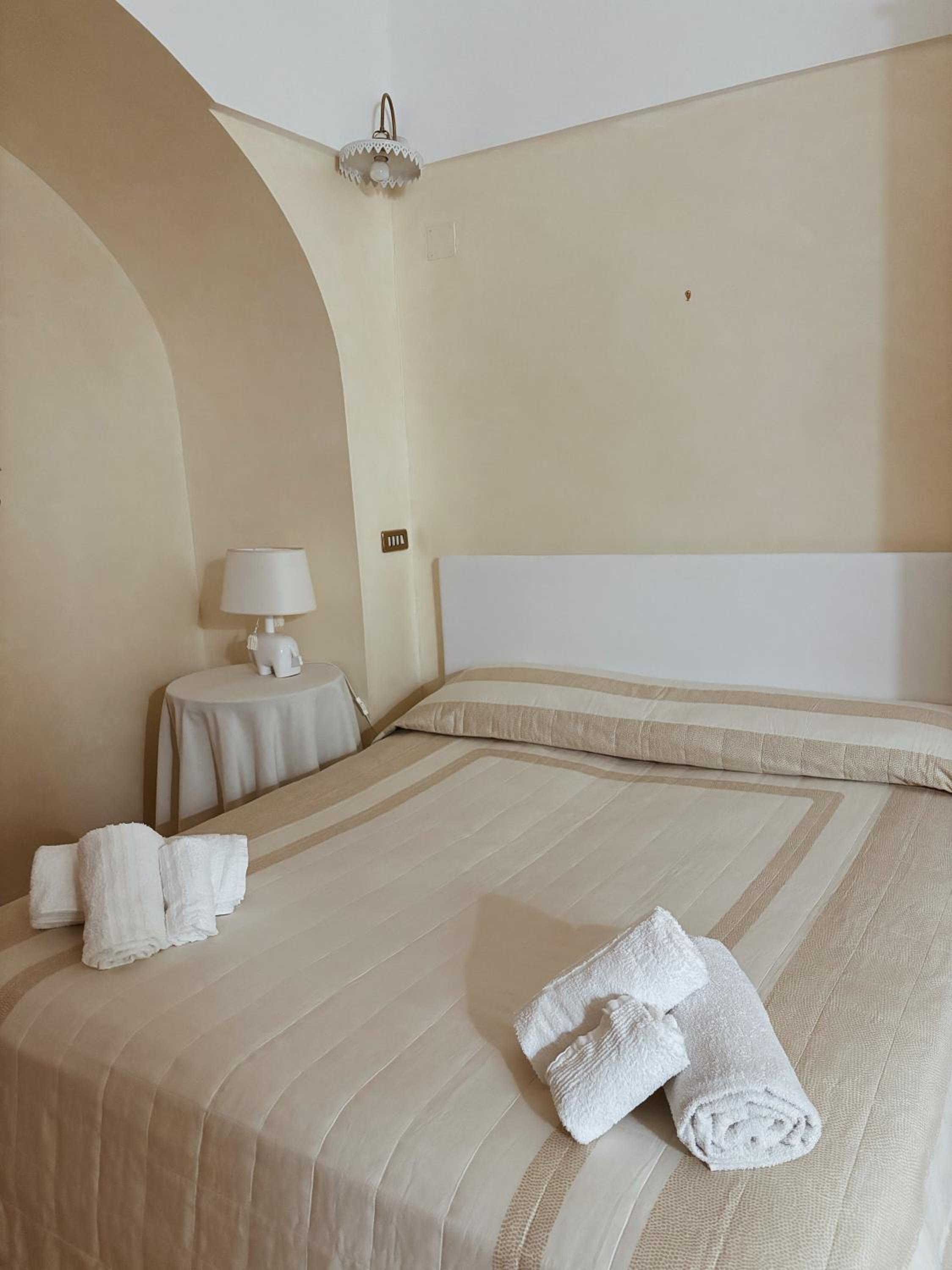 One-Bedroom Apartment with Balcony and City View photo 2