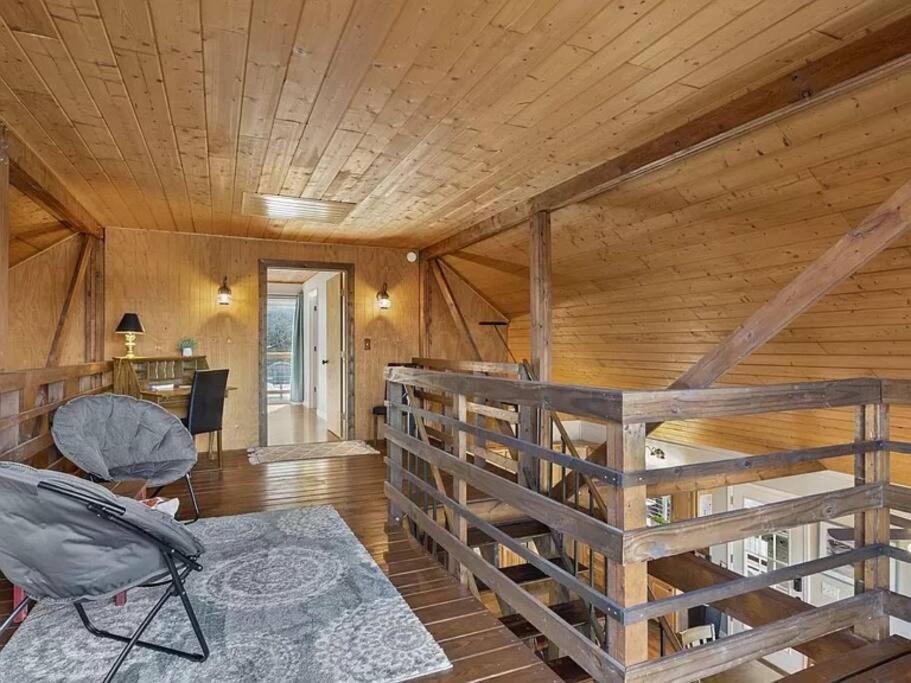 Six-Bedroom House photo 1