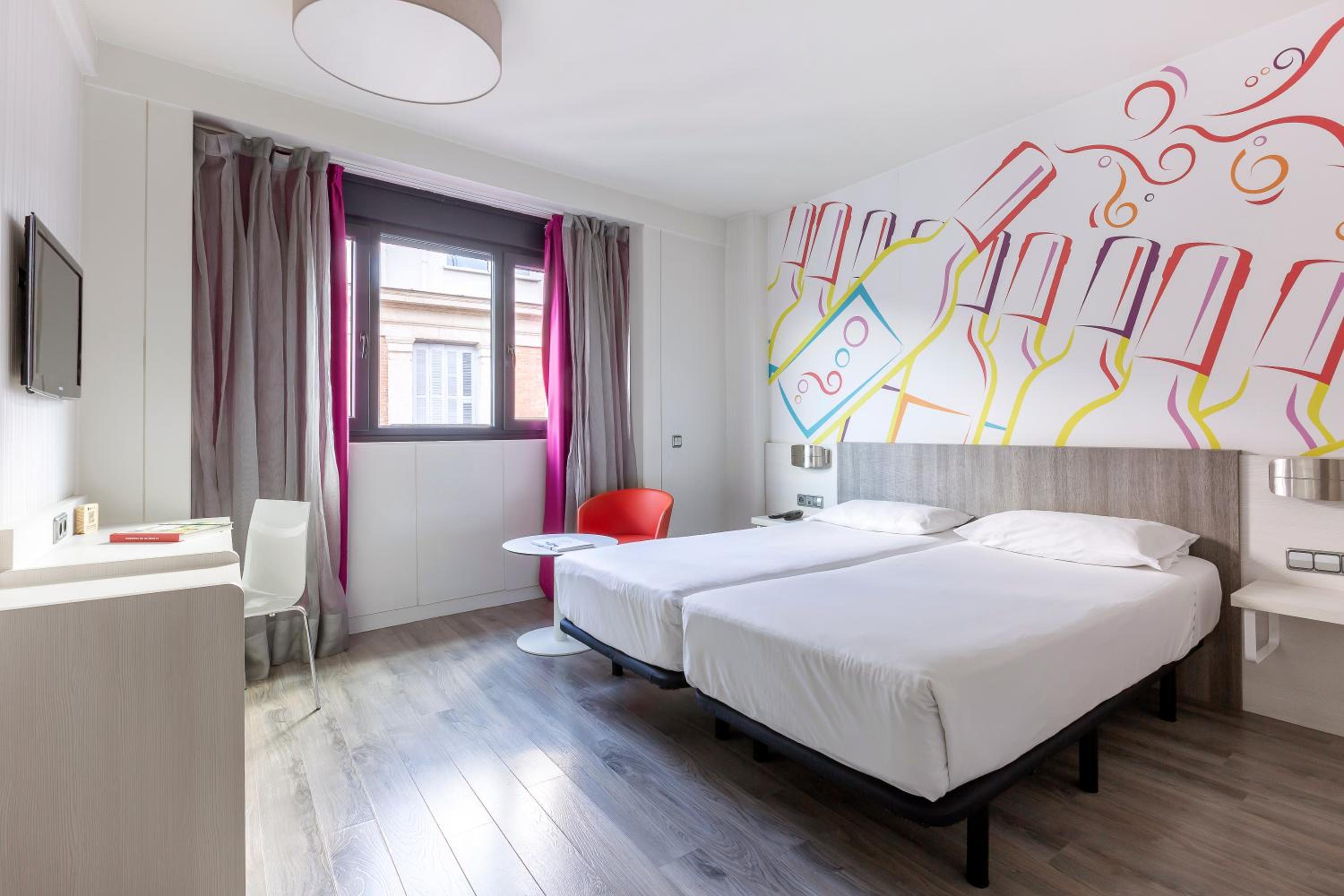 Standard Room with 2 Single Beds - Photo 8