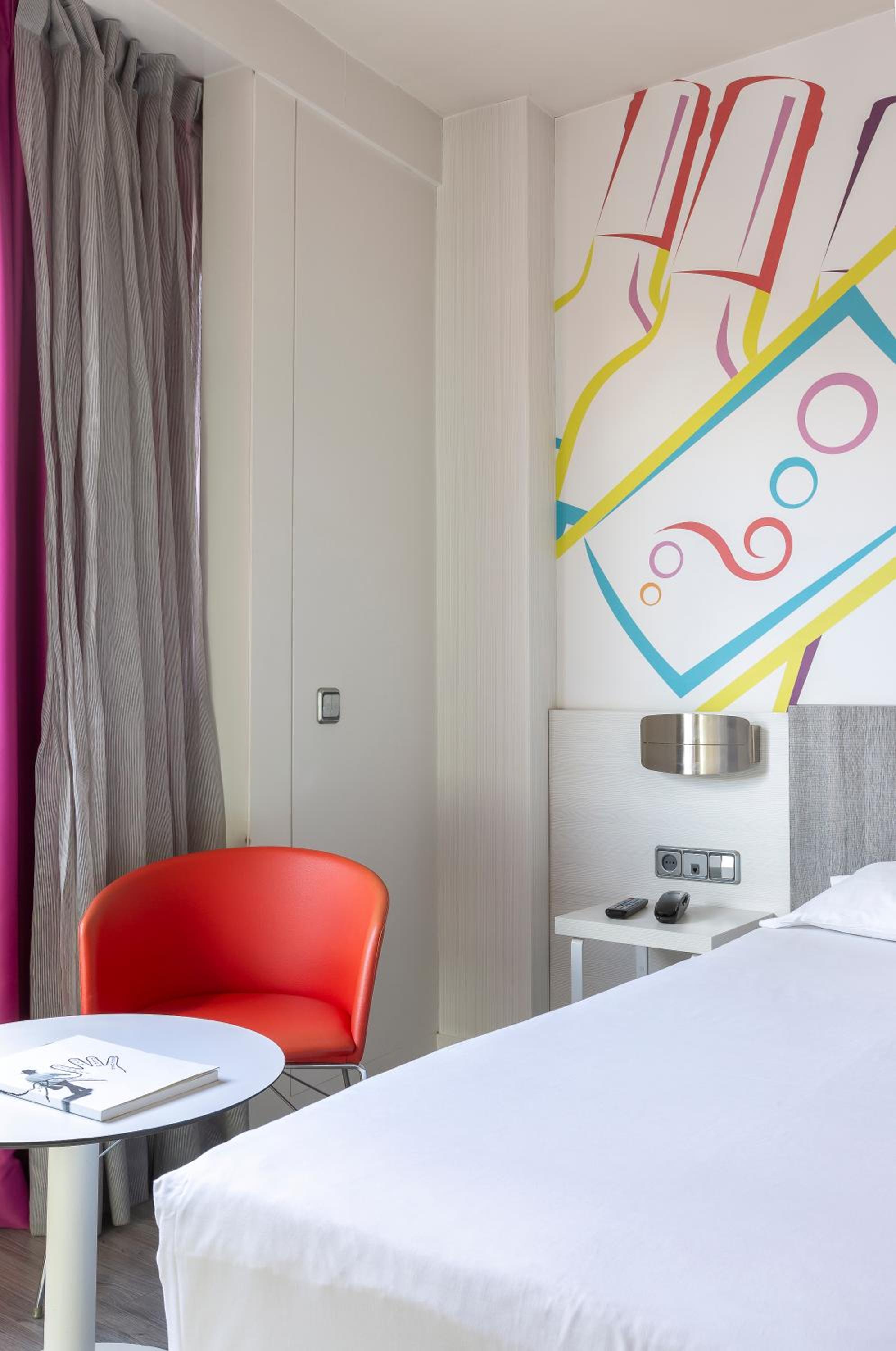 Standard Room with 2 Single Beds - Photo 9