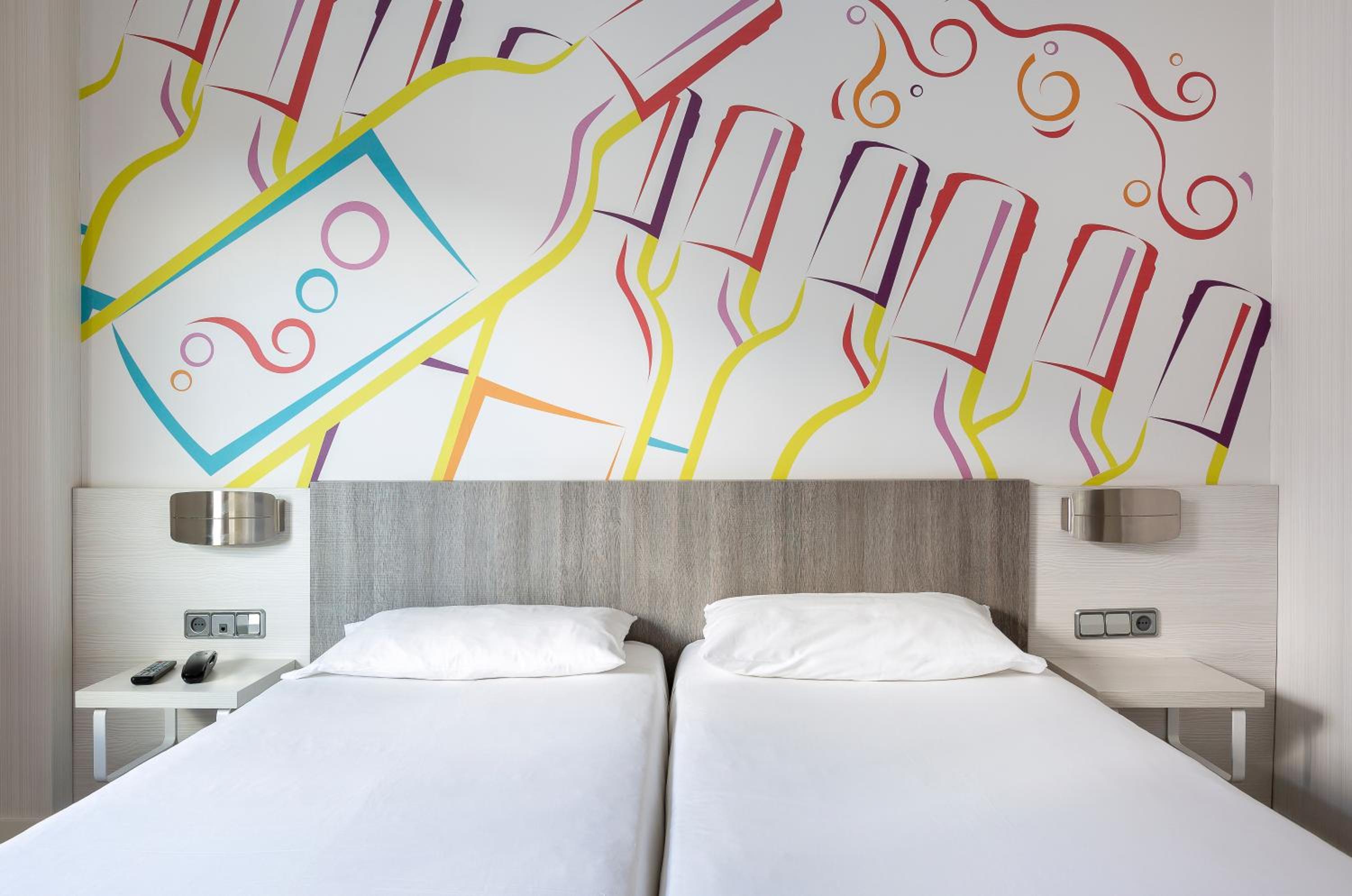 Standard Room with 2 Single Beds - Photo 6