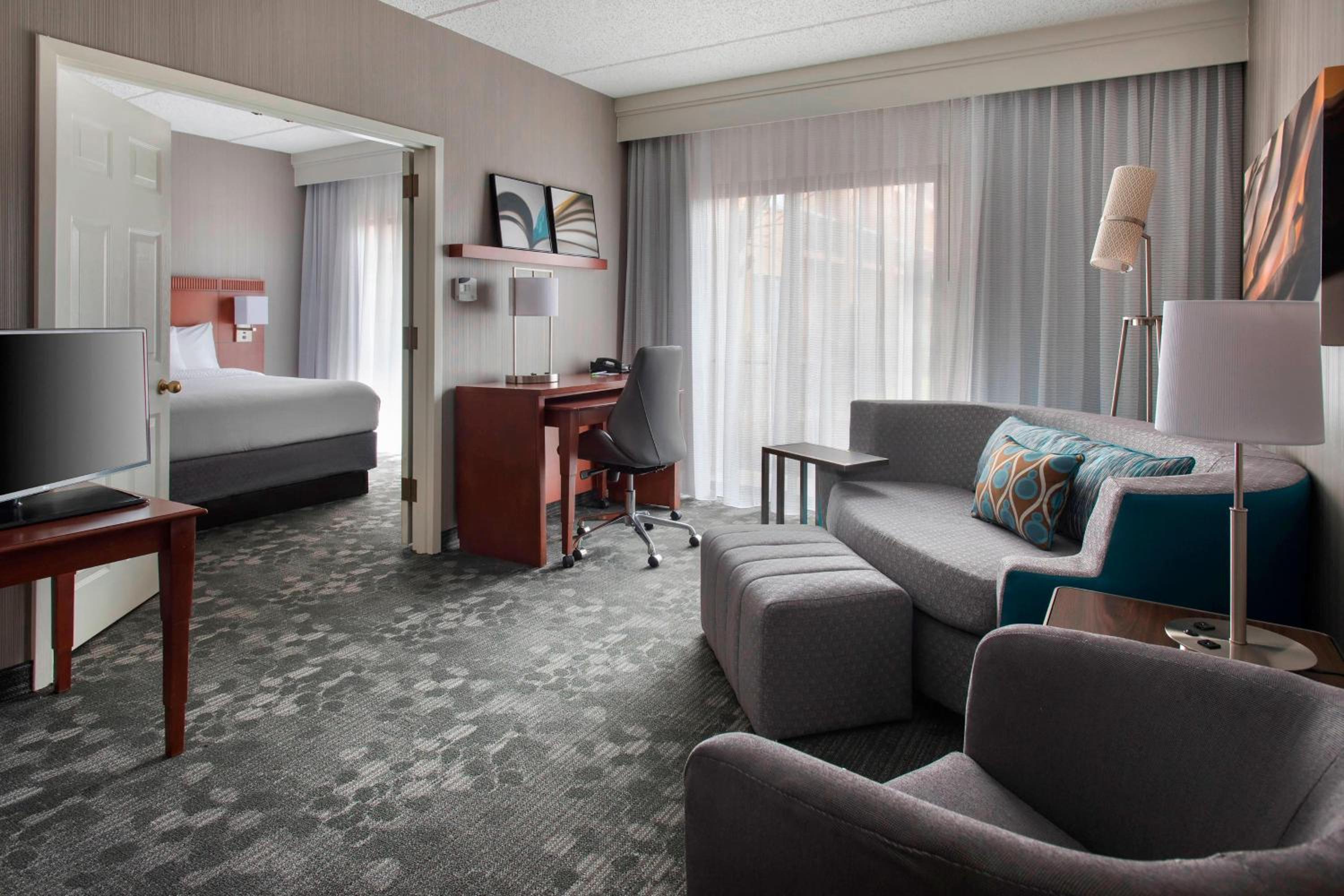 1 Bedroom Suite, 1 King, Sofa Bed