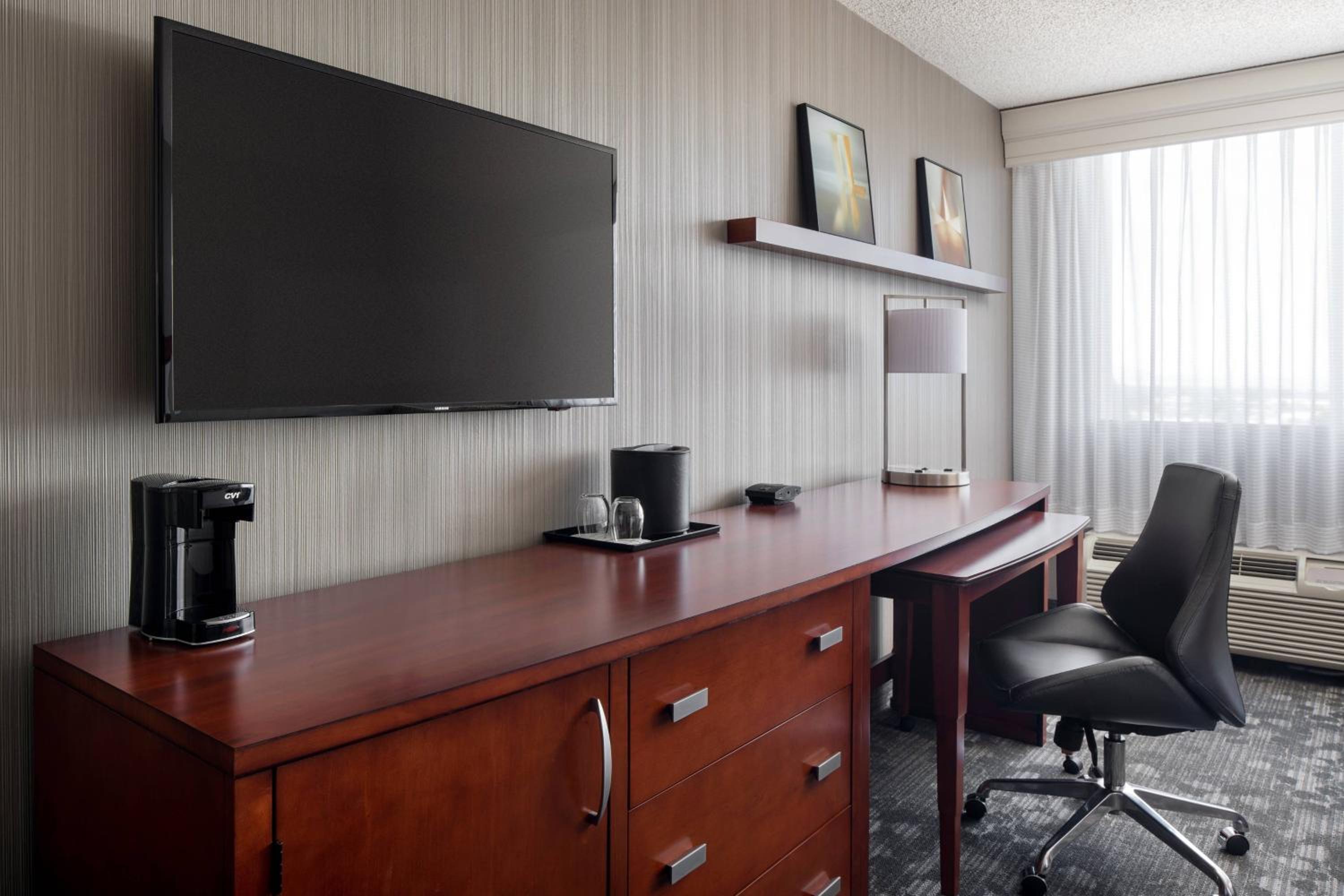 King Room with Sofa Bed - Photo 4