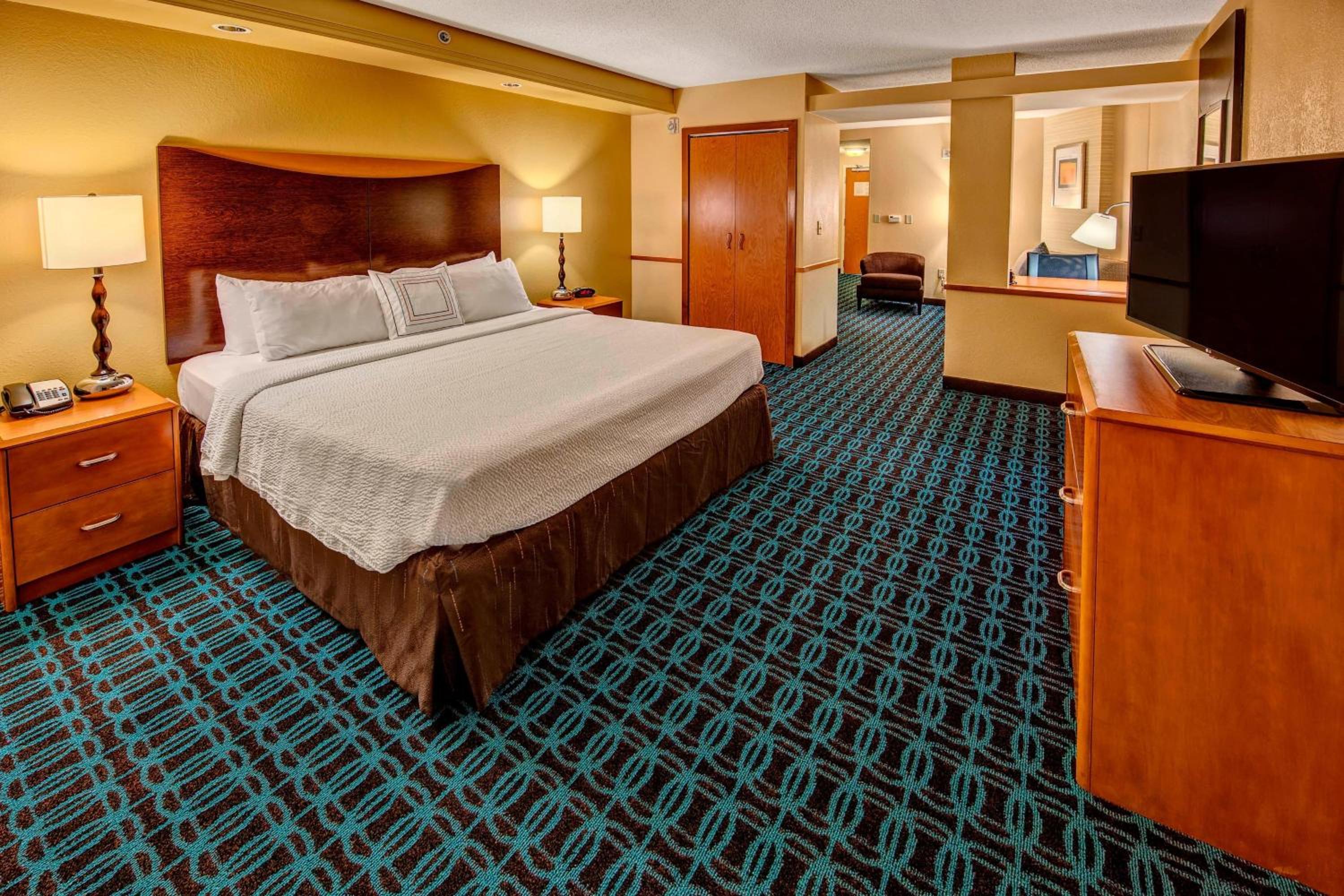 Studio King Suite with Tub  -Mobility/Hearing Accessible