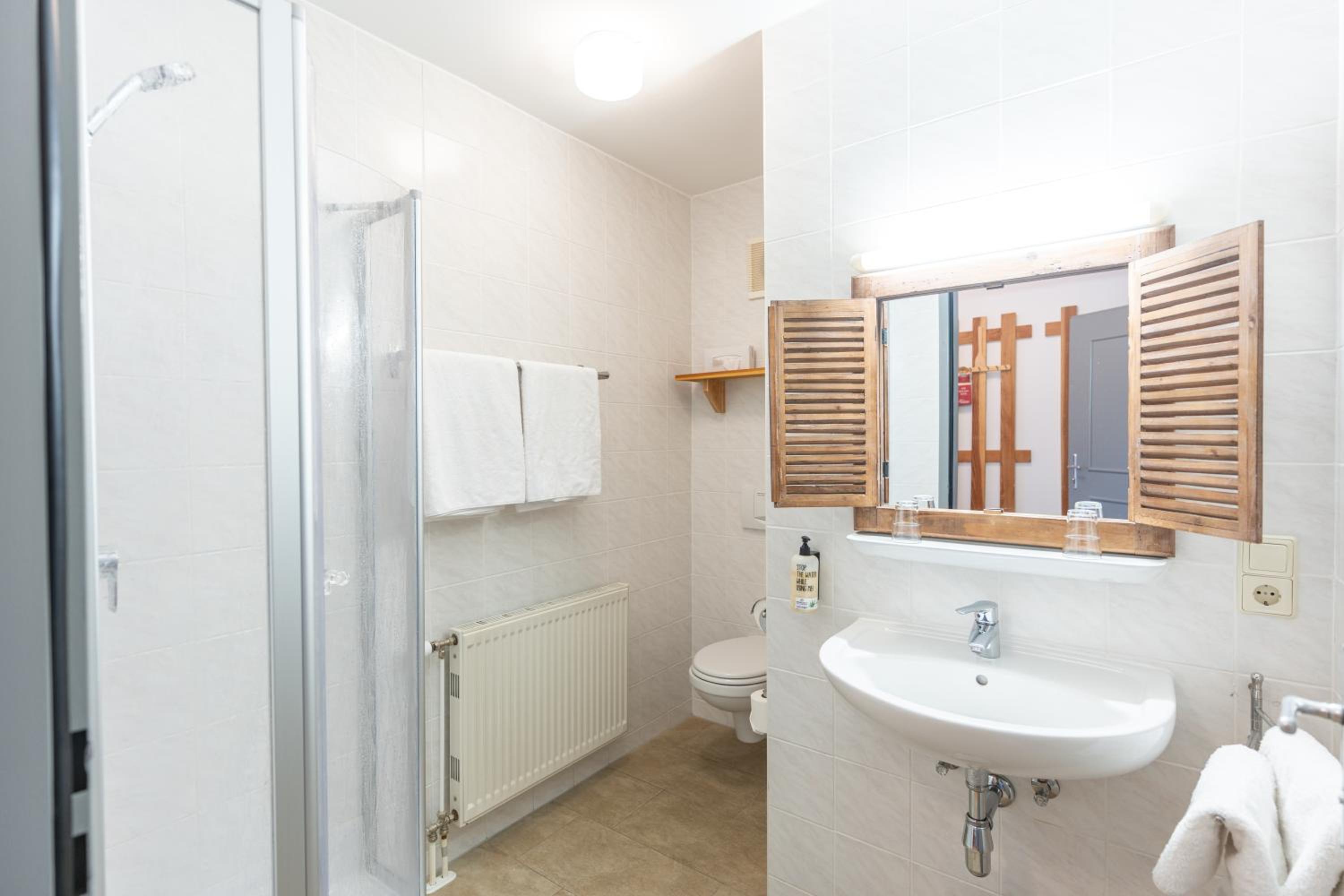 Economy Double Room - Photo 11