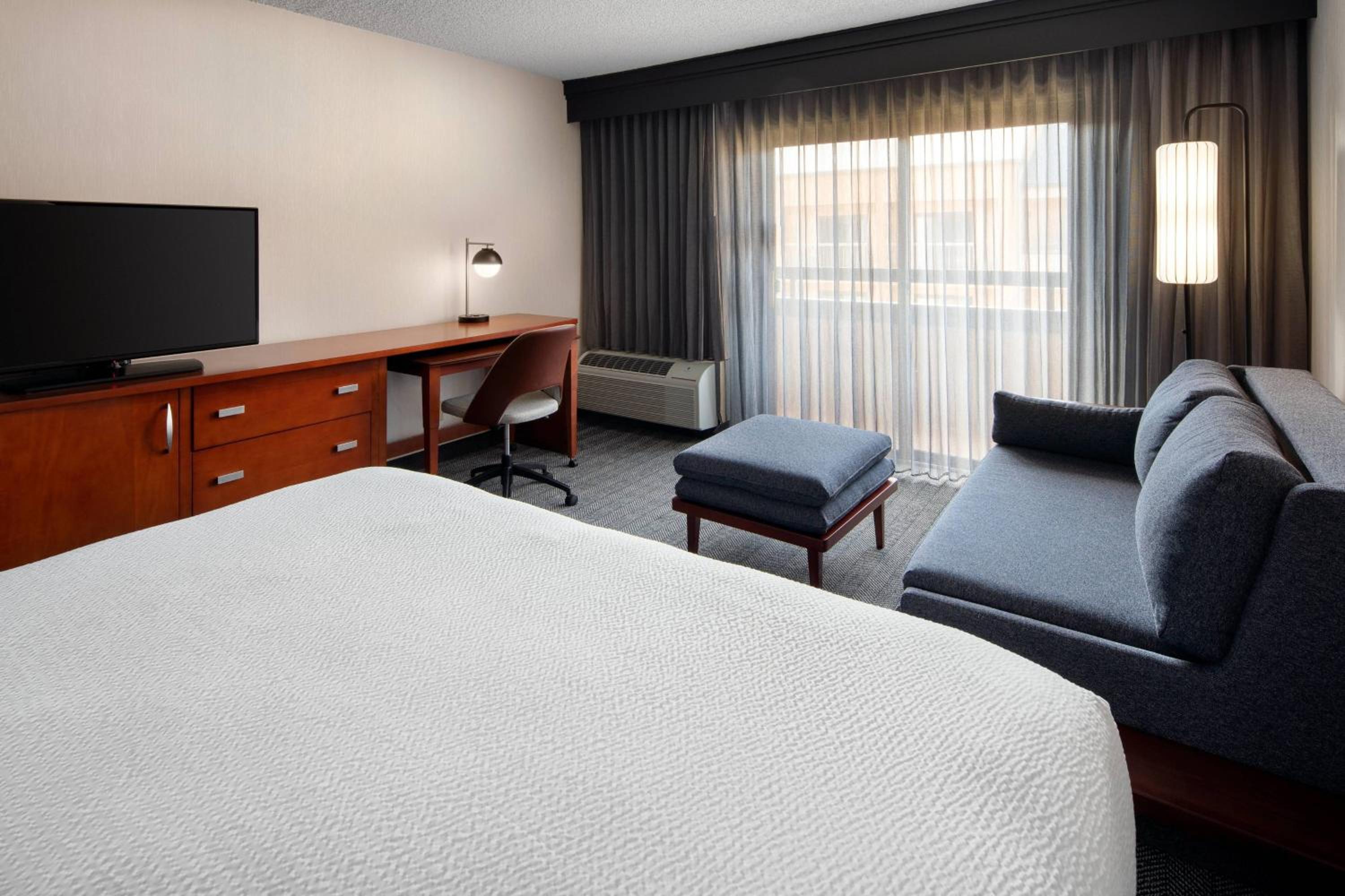King Room with Sofa Bed - Photo 6
