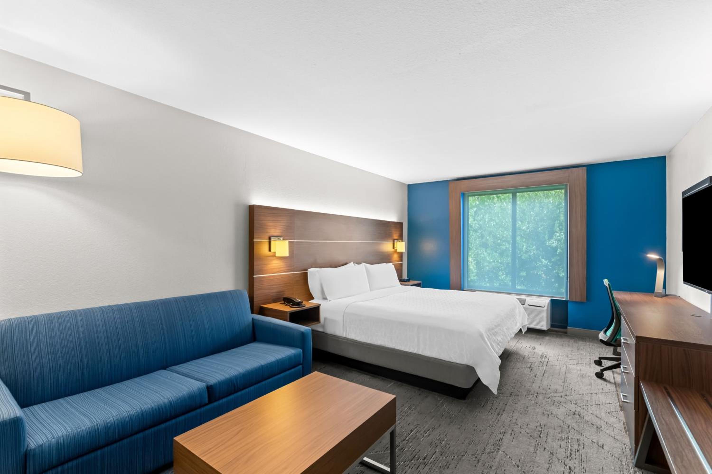 Standard King Room with Sofa Bed - Non-Smoking - Photo 3