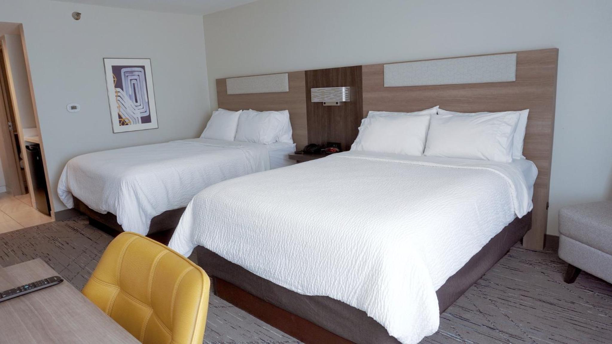Queen Room with Two Queen Beds - Non-Smoking - Photo 3