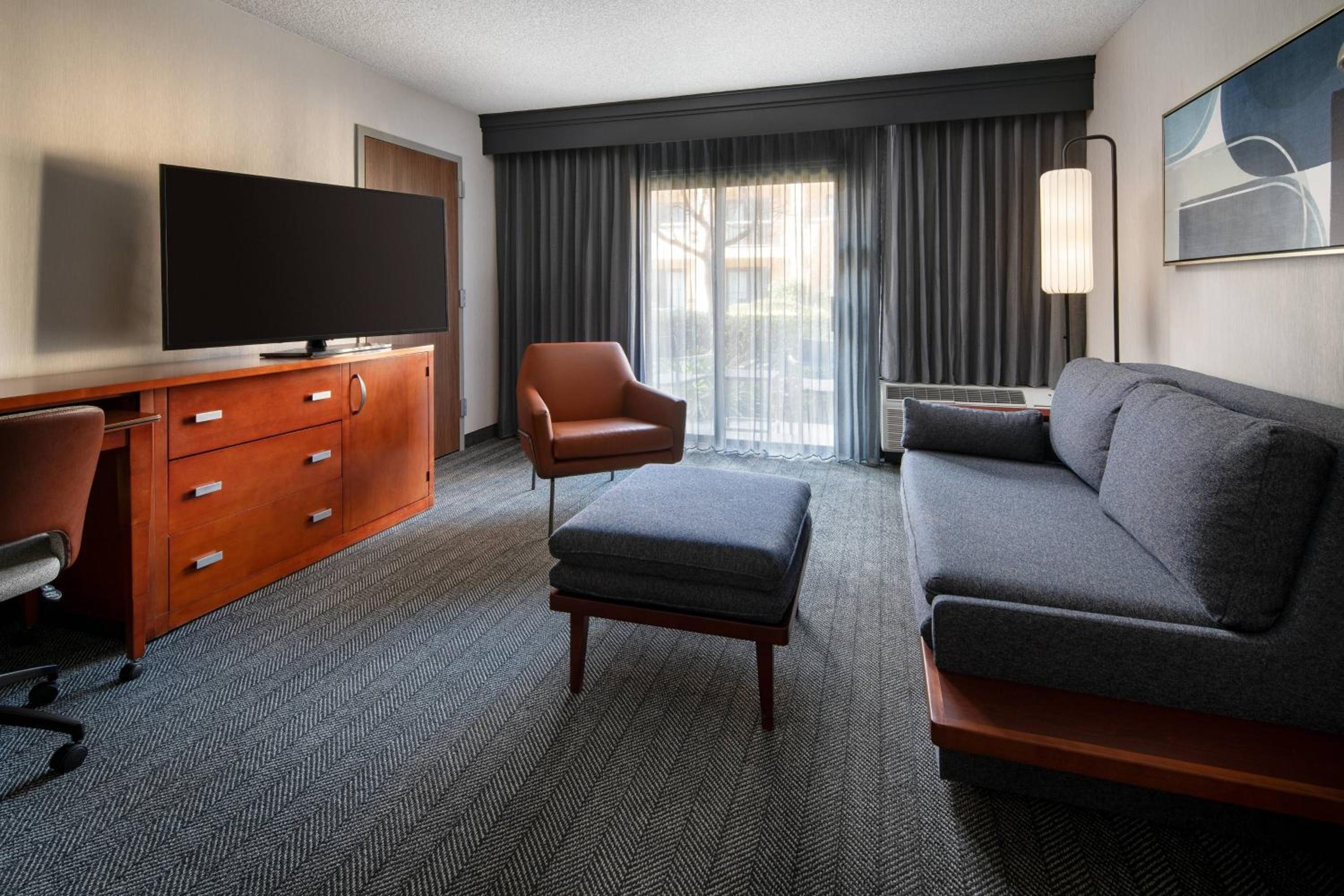 One-Bedroom King Suite with Sofa Bed - Photo 4