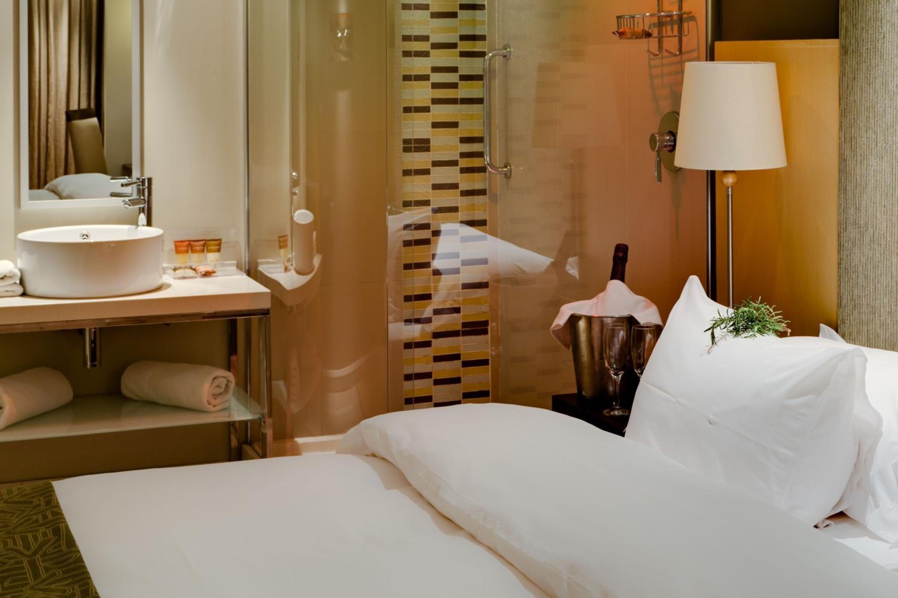 Guest Room, 1 King - Photo 5