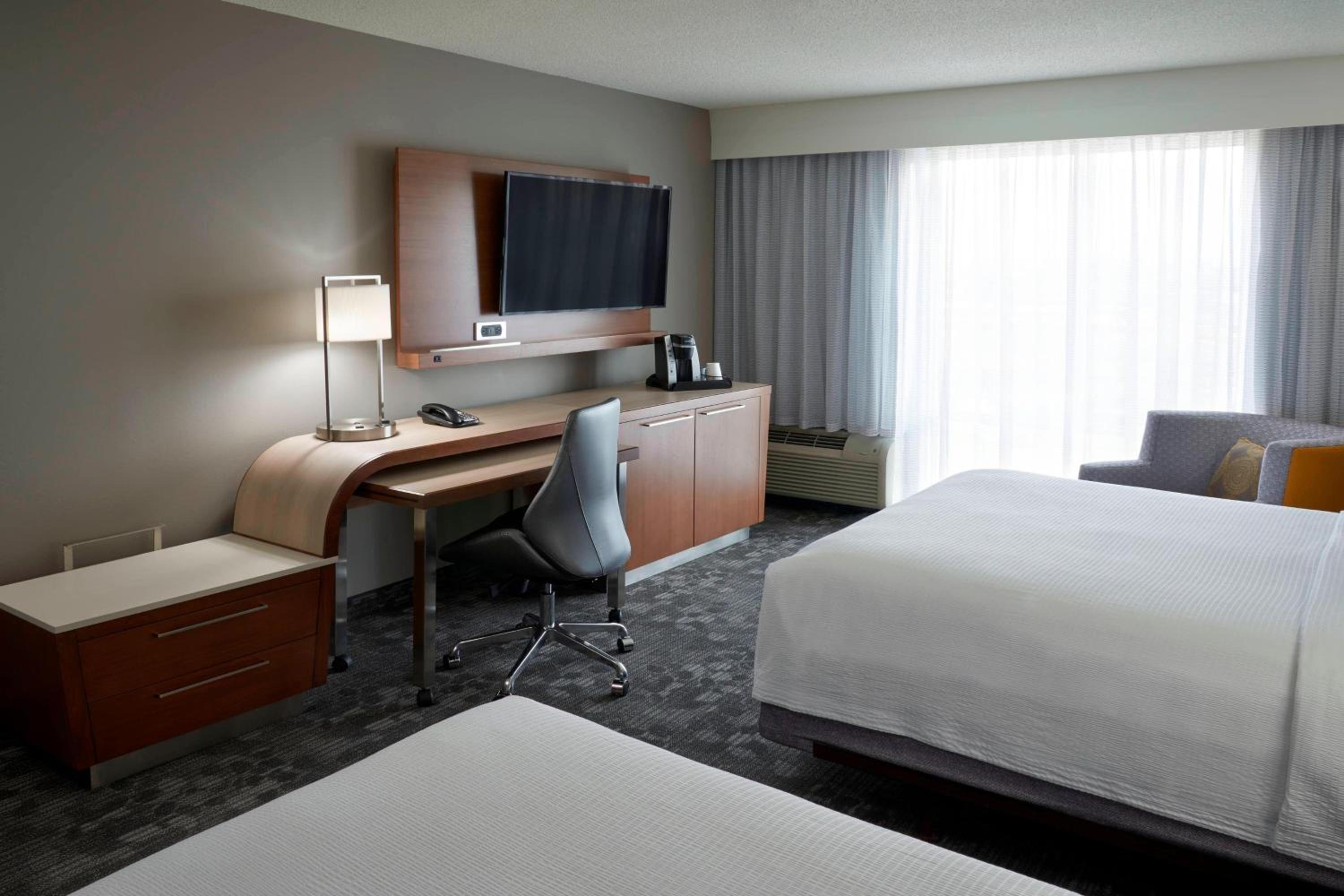 Queen Room with Two Queen Beds - Photo 2