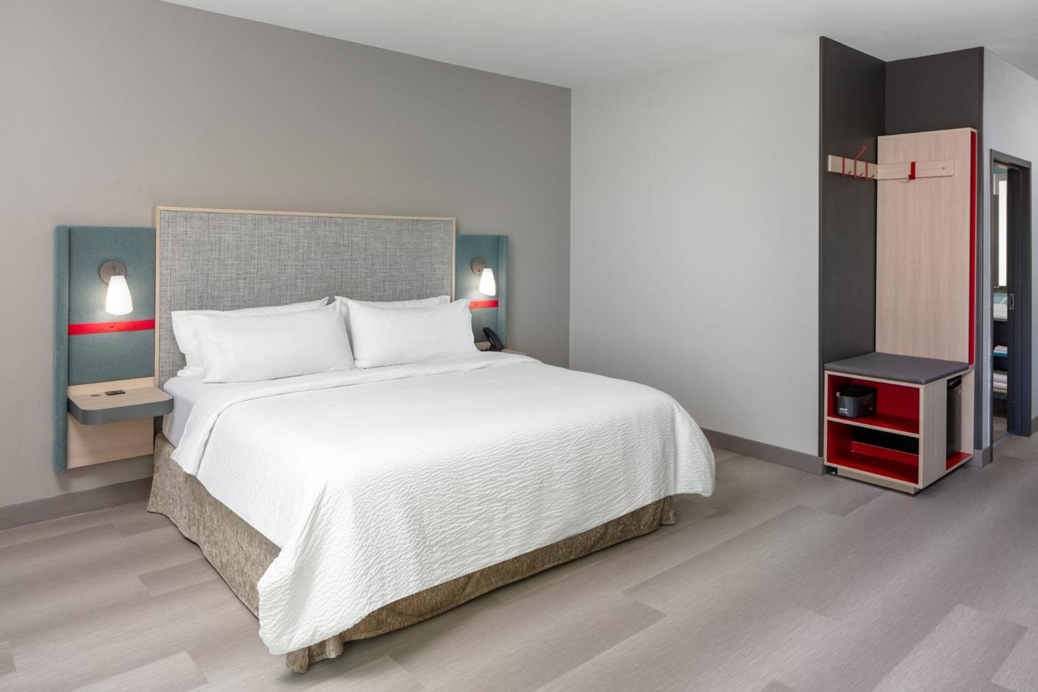 Standard King Room with Mobility Accessible Roll-In Shower - Photo 3