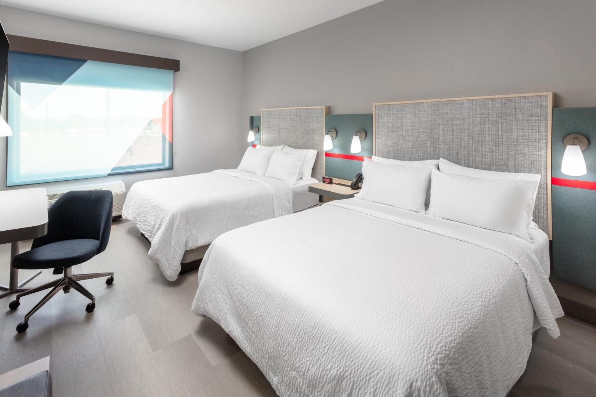 Standard Room with Two Queen Beds - Photo 6