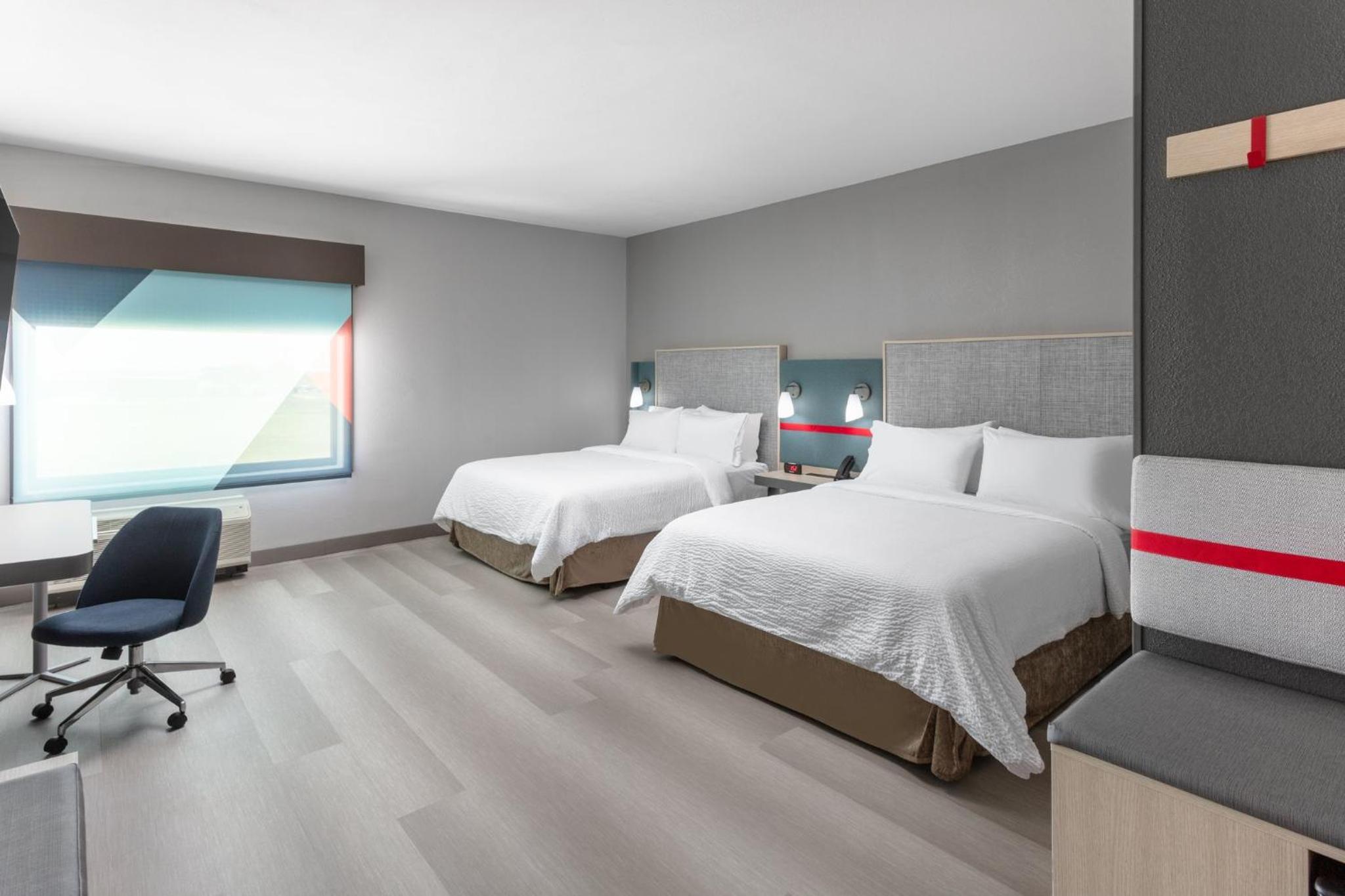 Standard Queen Room with Two Queen Beds and Mobility Accessible Tub - Photo 3