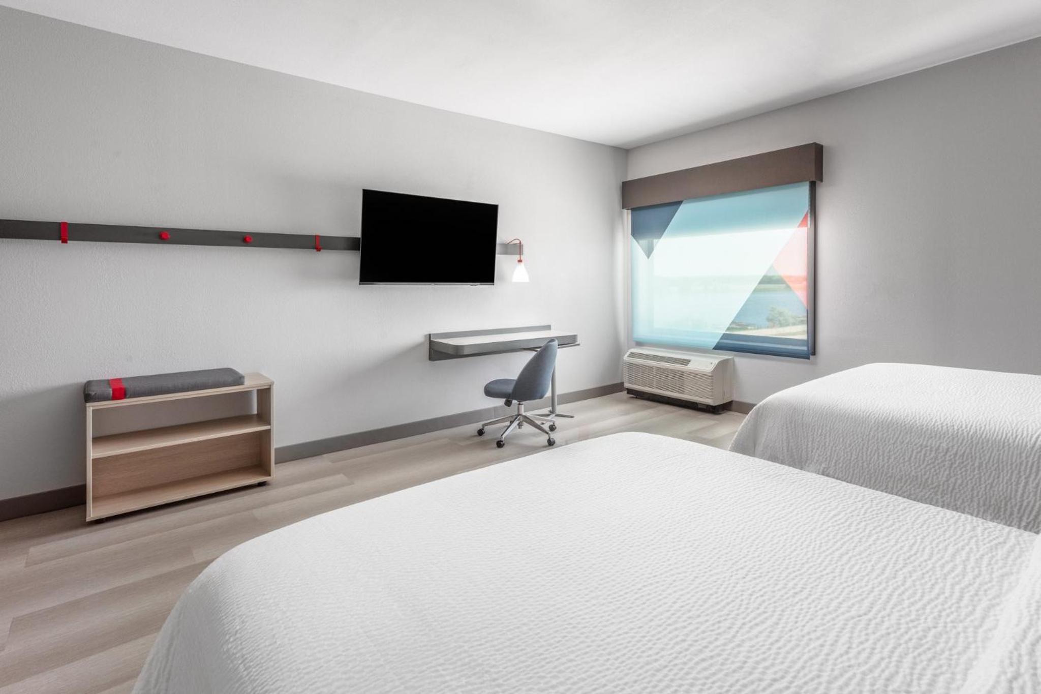 Standard Queen Room with Two Queen Beds and Mobility Accessible Tub - Photo 4