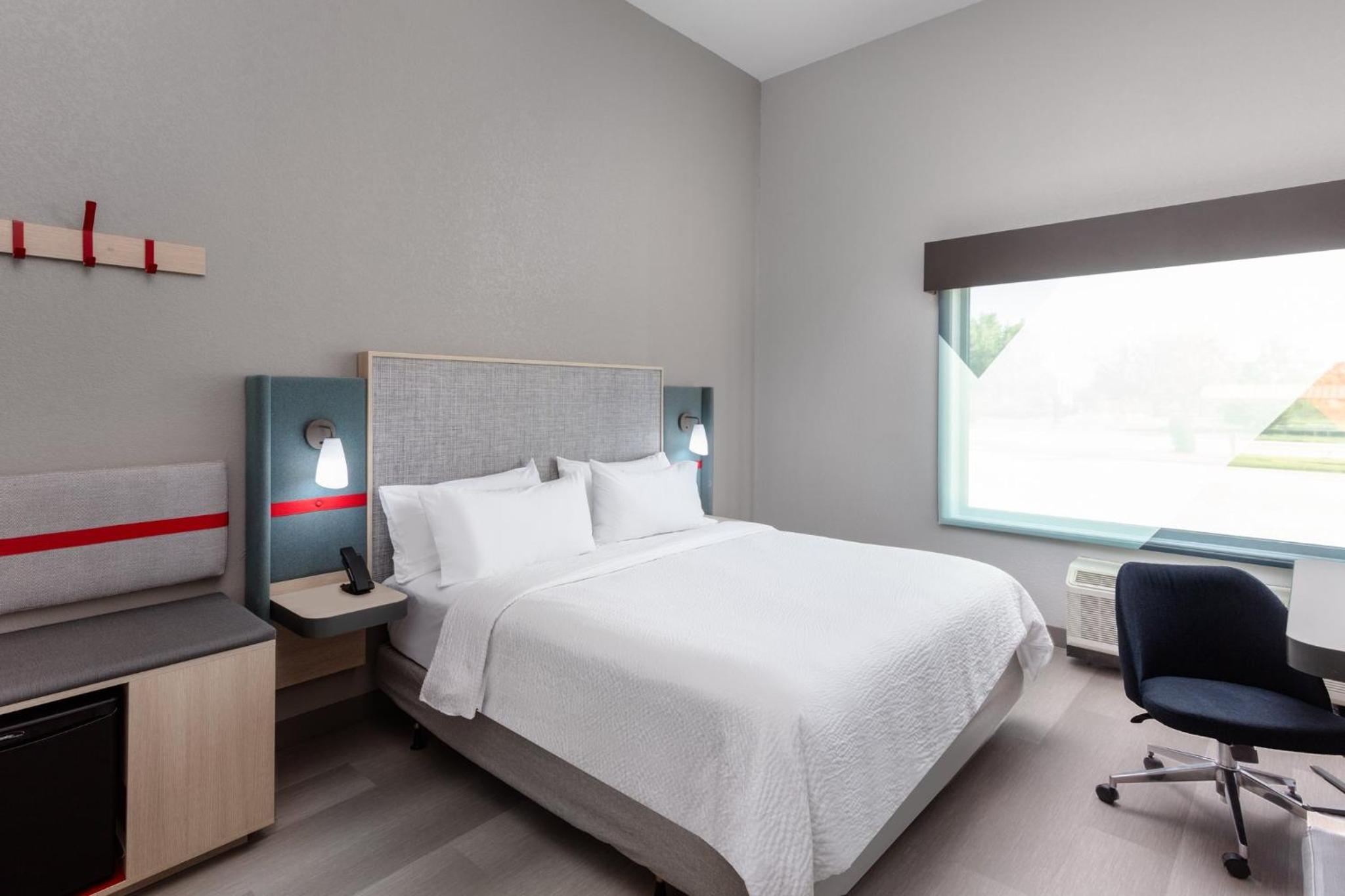 Standard King Room with Mobility Accessible Tub - Photo 6